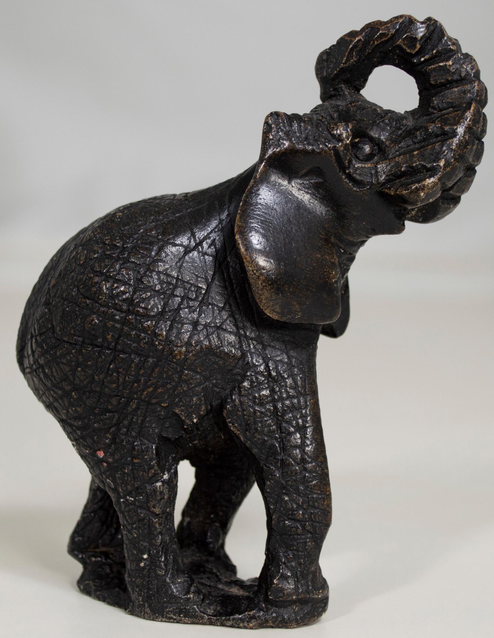 Sculpture originale africaine en pierre Shona du Zimbabwe « Elephant » - Gris Figurative Sculpture par Unknown