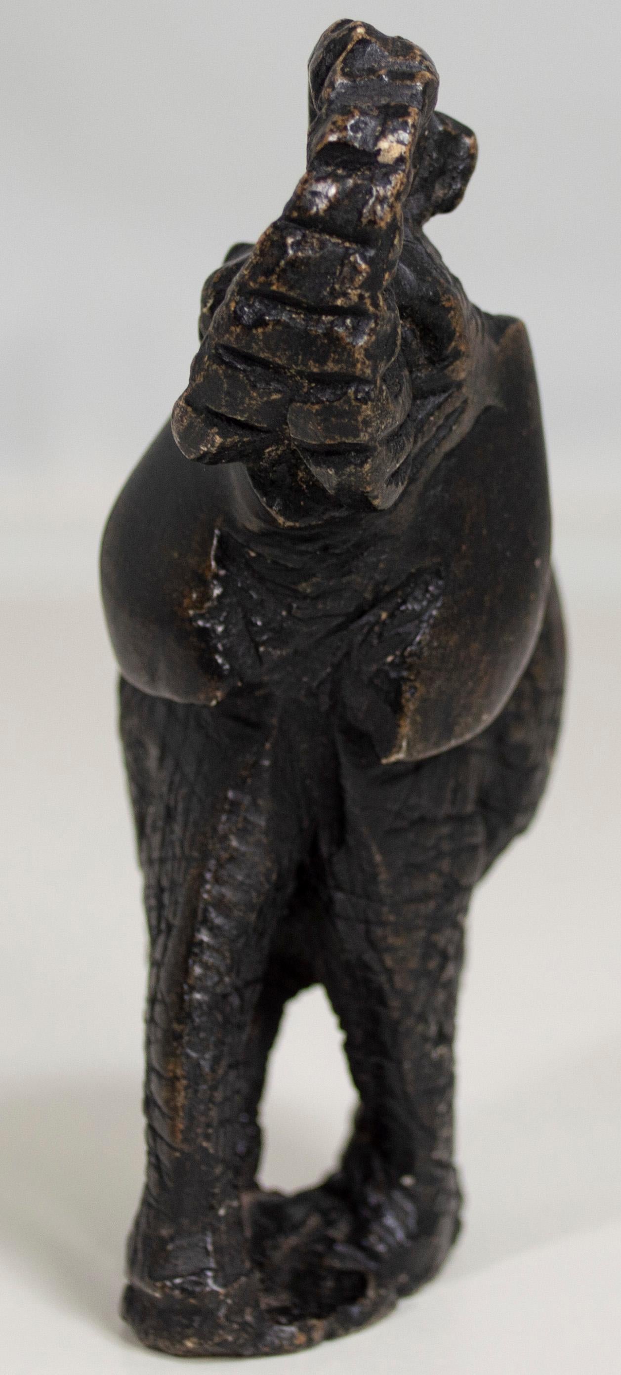 Cette petite sculpture intime d'un éléphant est un exemple sincère et affectueux de la sculpture des artistes Shona du Zimbabwe, mais elle démontre également l'utilisation intelligente de la texture de la pierre. La sculpture est stylisée, bien que