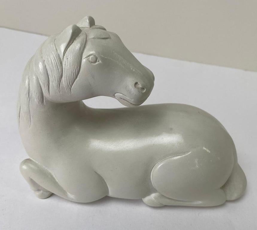 Sculpture en argile statue de cheval blanc équestre  - Gris Figurative Sculpture par Unknown