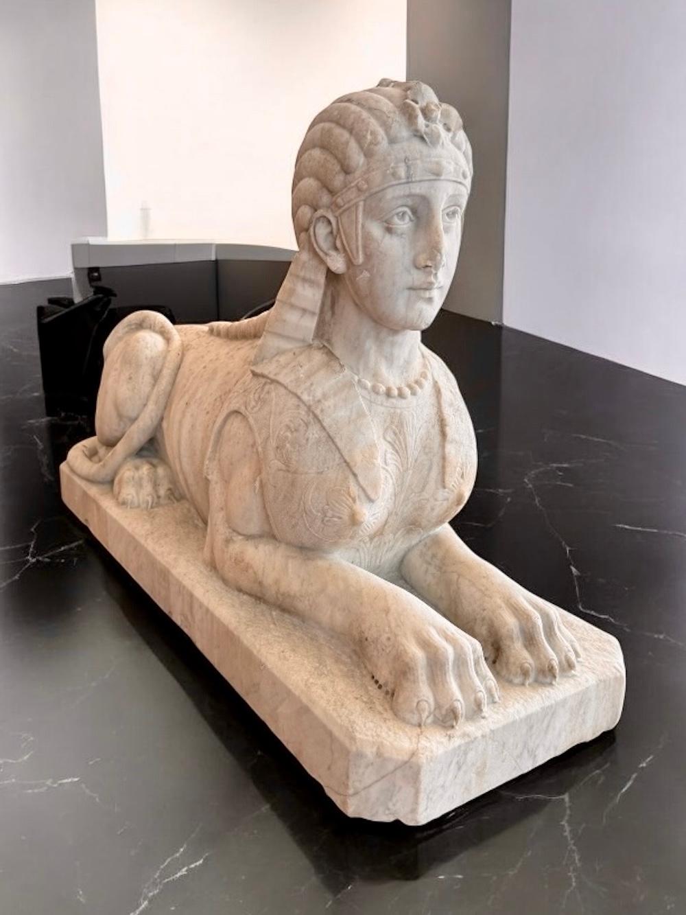 Eccezionale statua neoclassica italiana della sfinge in marmo di Carrara - Sculpture Accademia di Unknown