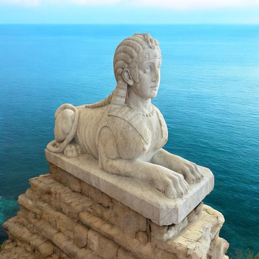 Eccezionale statua neoclassica italiana della sfinge in marmo di Carrara - Nude Sculpture Blu di Unknown