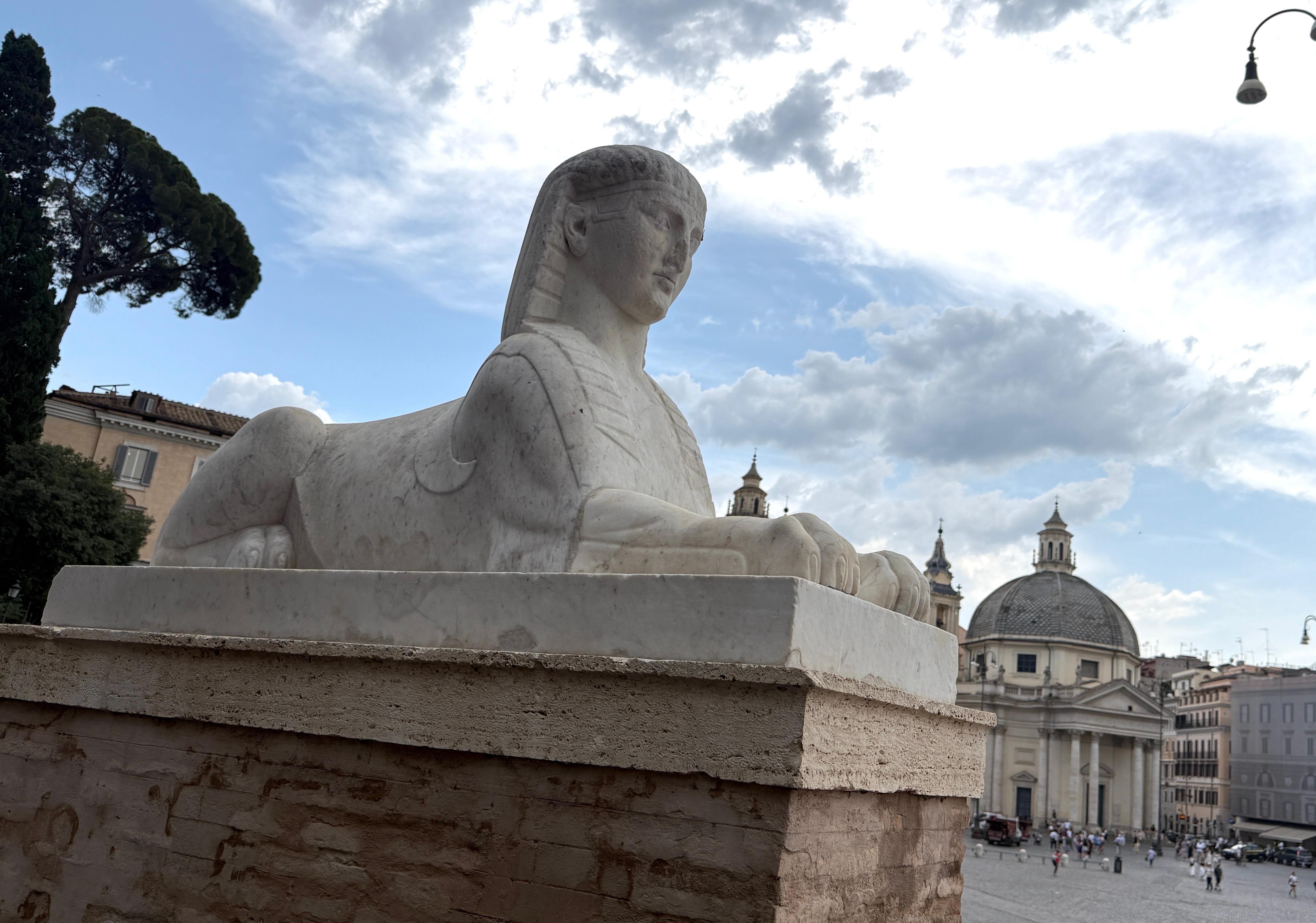 Eccezionale statua neoclassica italiana della sfinge in marmo di Carrara in vendita 3