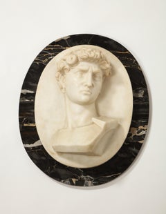 Exceptionnelle sculpture italienne en relief en marbre blanc de « David » d'après Michel-Ange