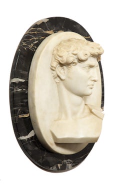 Außergewöhnliche italienische weiße Marmorrelief-Skulptur des „David“ nach Michelangelo