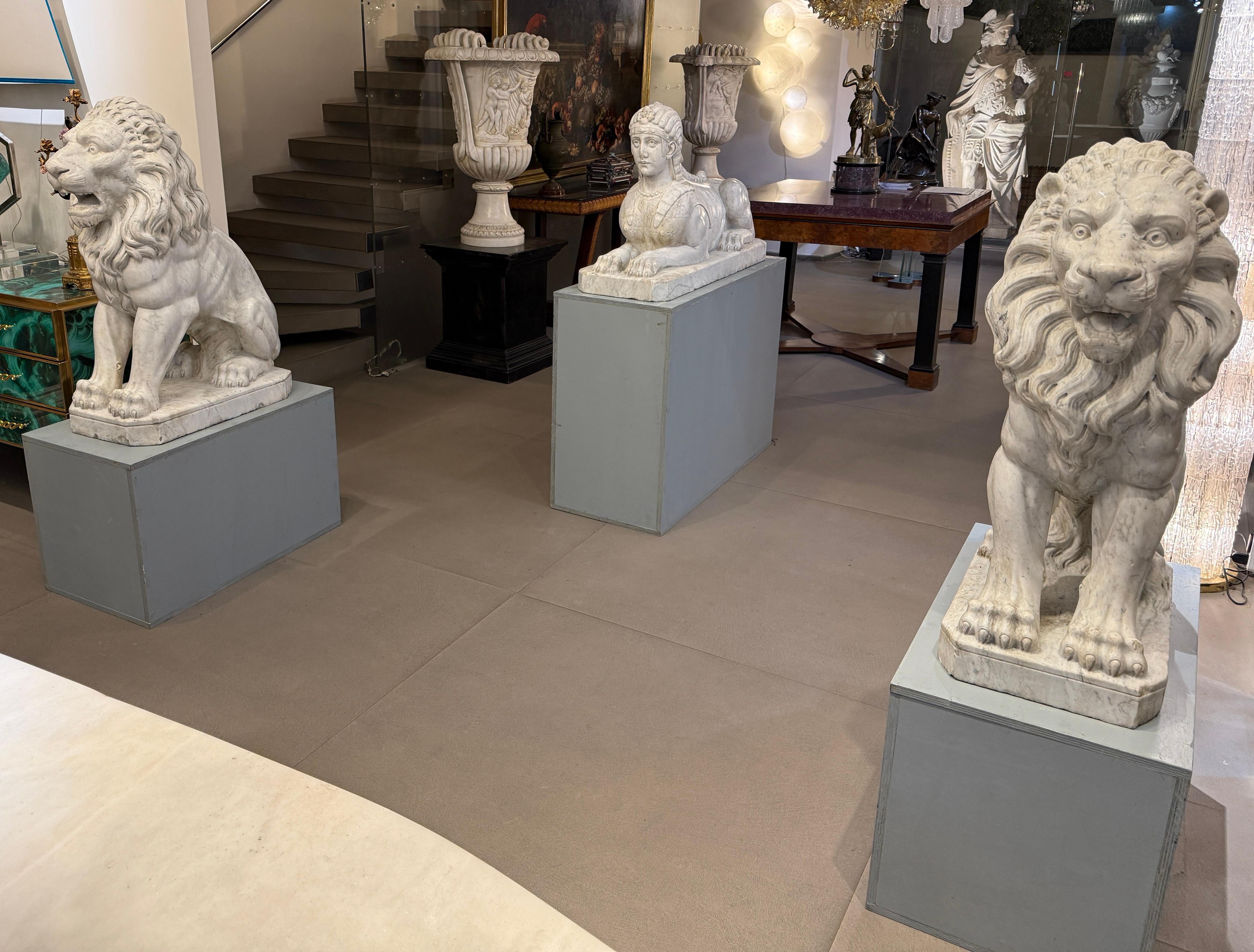 Exceptionnelle paire de statues italiennes néoclassiques en marbre de Carrare de Leons en vente 5