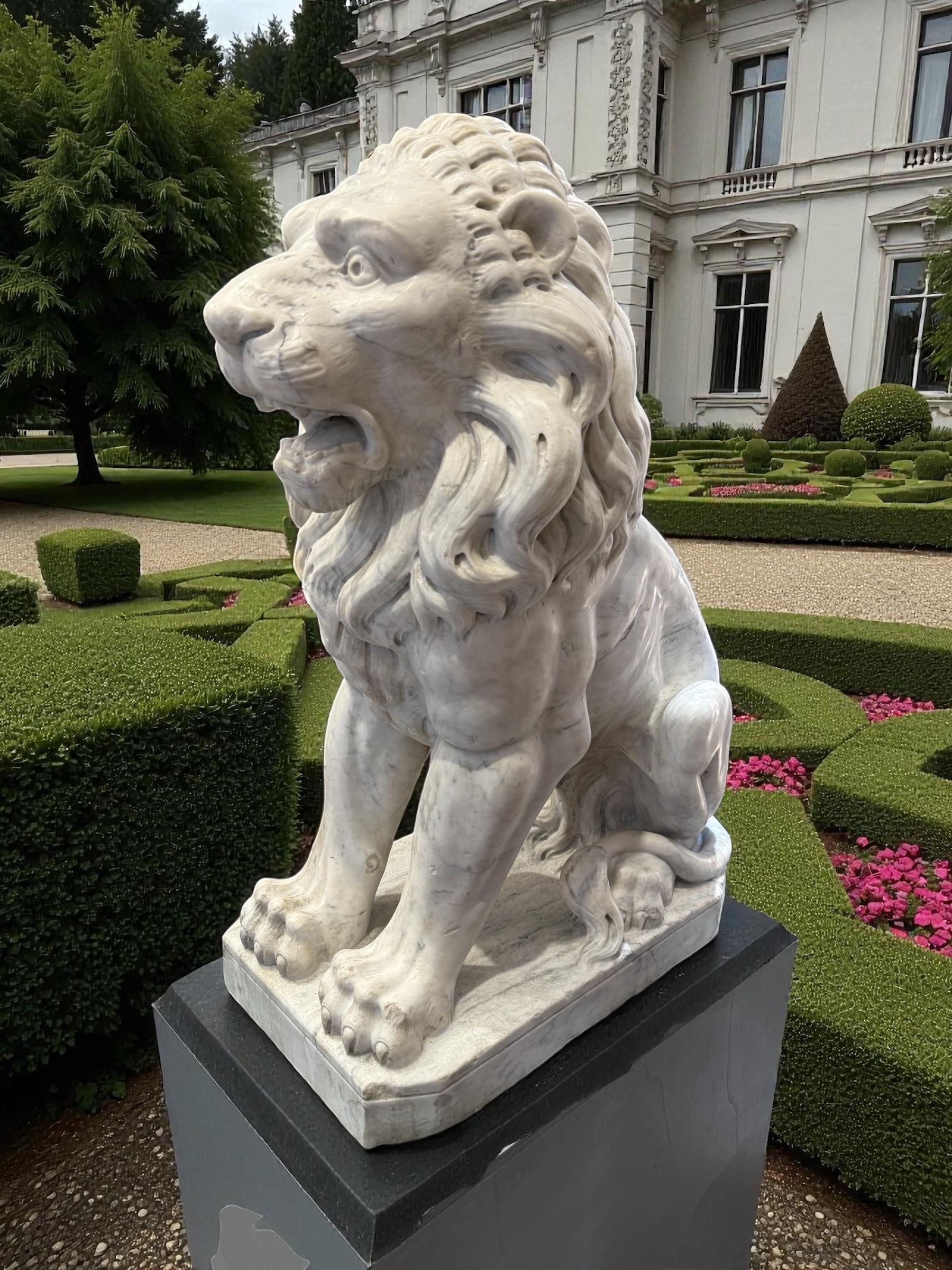 Exceptionnelle paire de statues italiennes néoclassiques en marbre de Carrare de Leons en vente 1