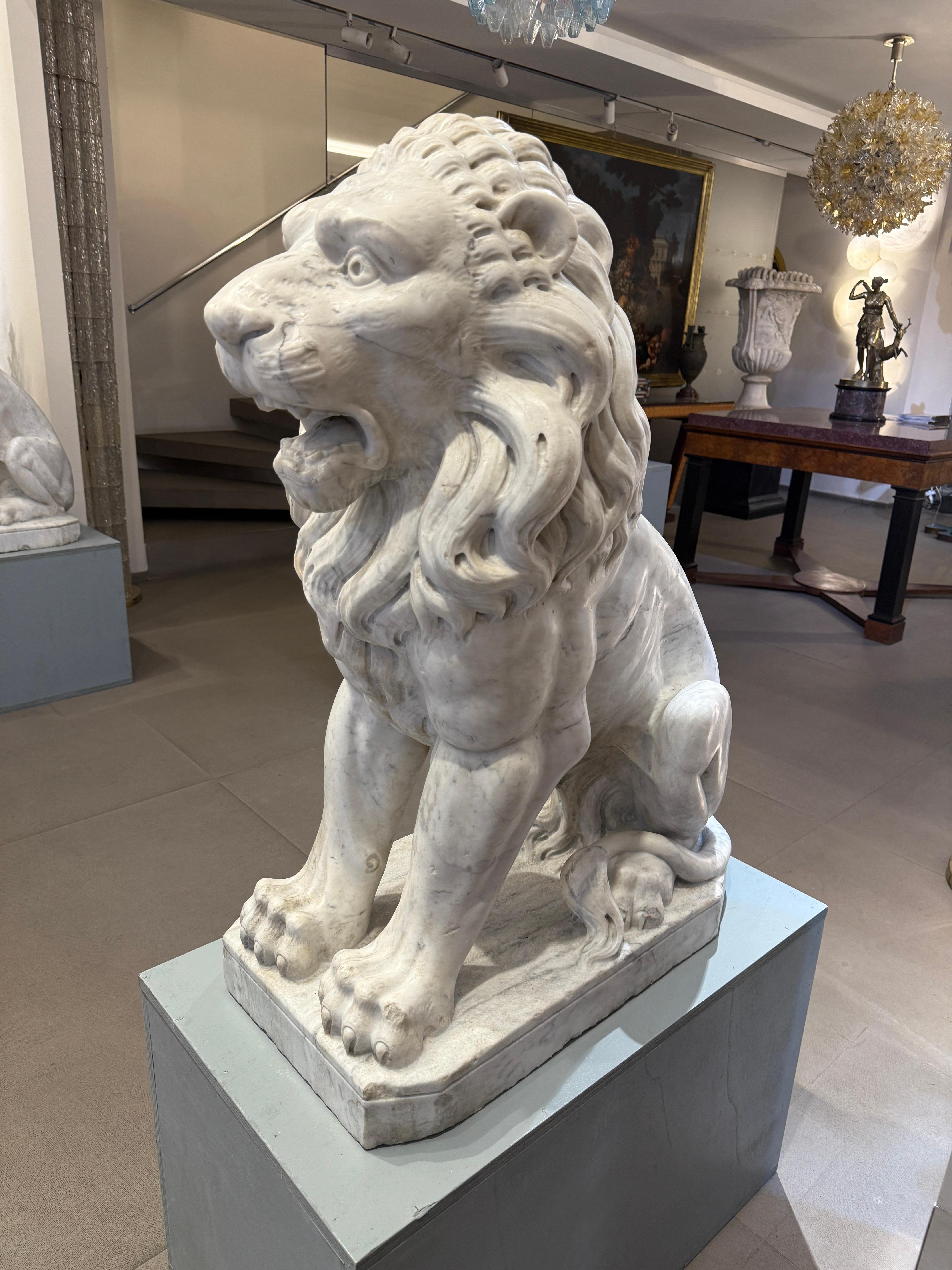 Exceptionnelle paire de statues italiennes néoclassiques en marbre de Carrare de Leons en vente 2