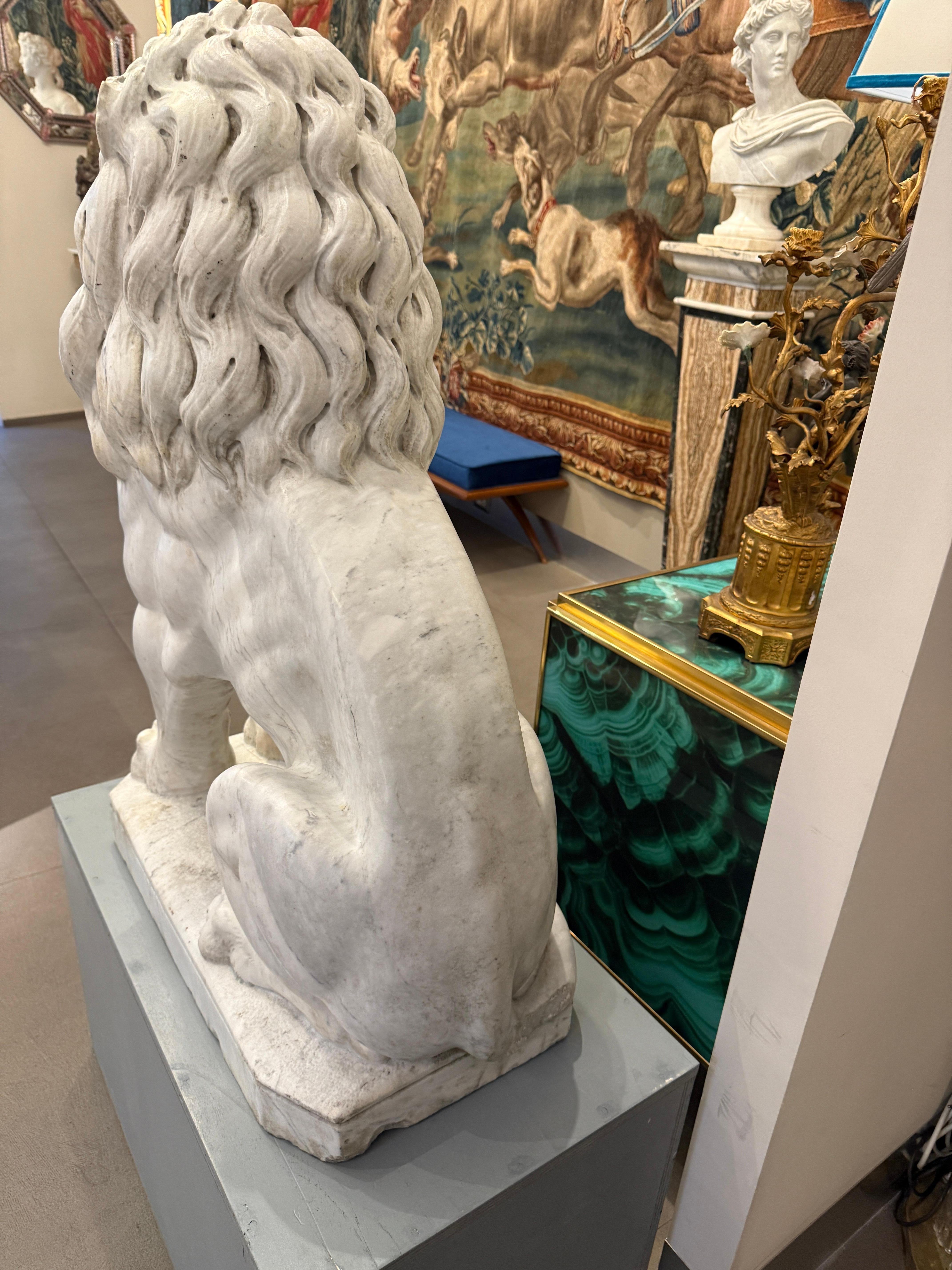Exceptionnelle paire de statues italiennes néoclassiques en marbre de Carrare de Leons en vente 3