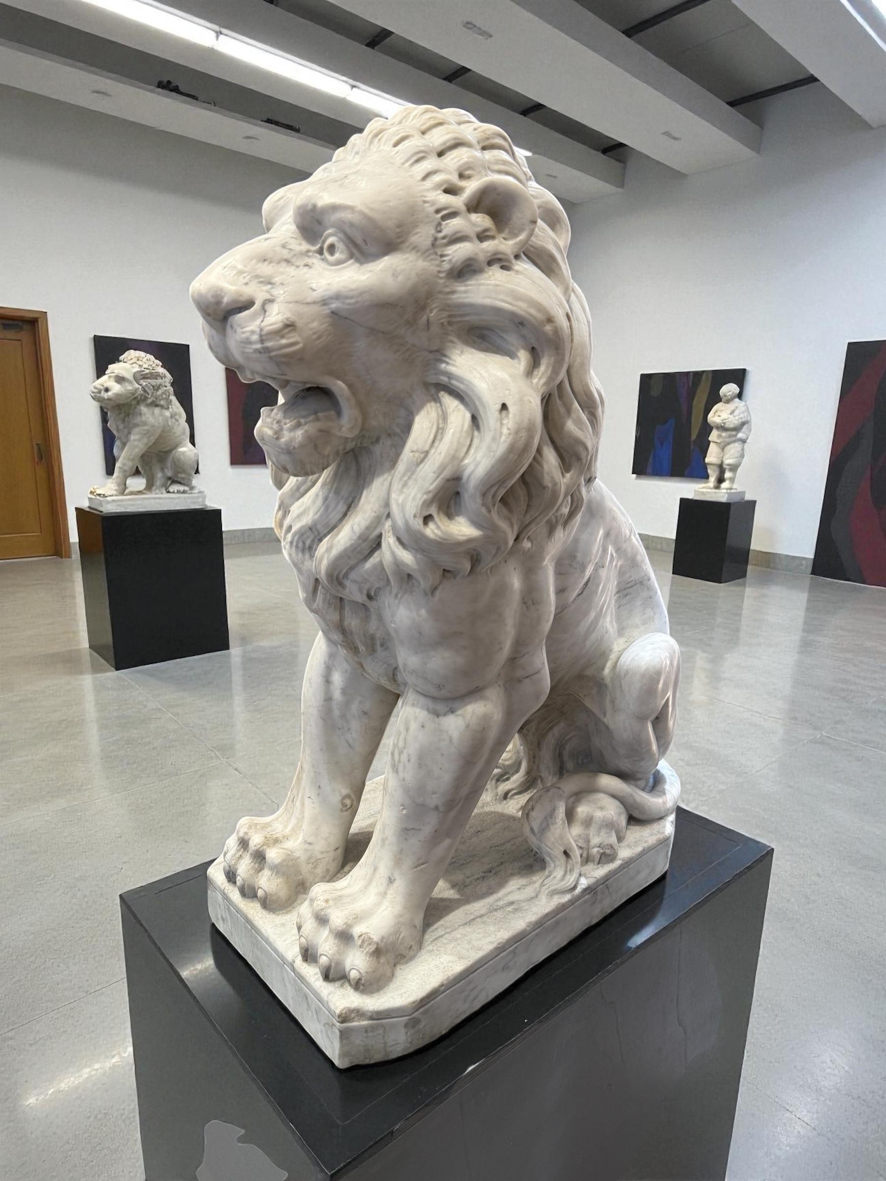 Exceptionnelle paire de statues italiennes néoclassiques en marbre de Carrare de Leons en vente 4
