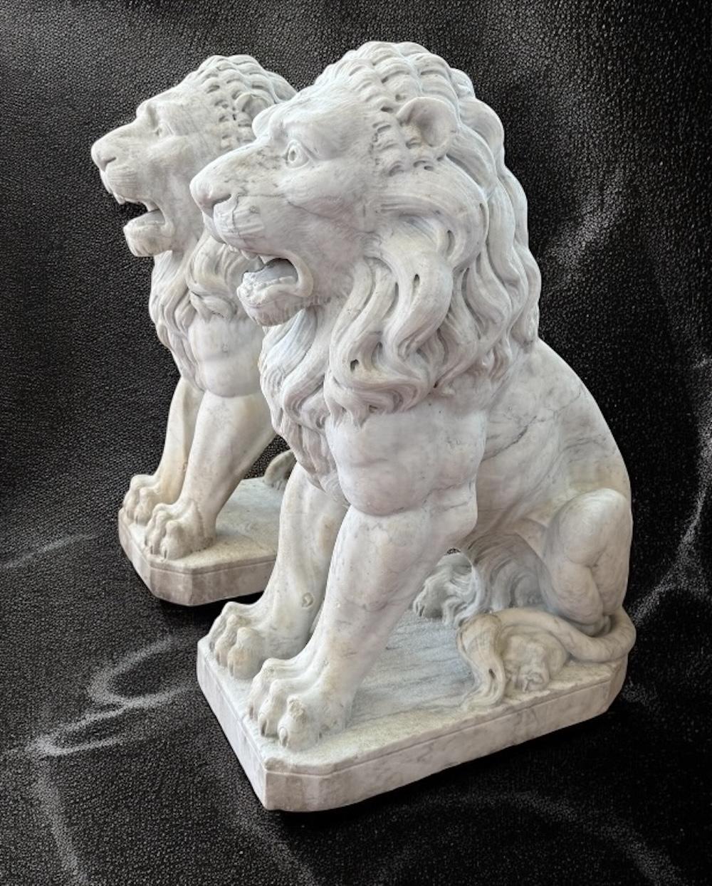 Exceptionnelle paire de statues italiennes néoclassiques en marbre de Carrare de Leons