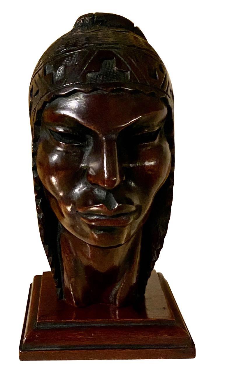 Tête sculptée Art déco indienne exotique en bois d'Arias - Marron Figurative Sculpture par Unknown