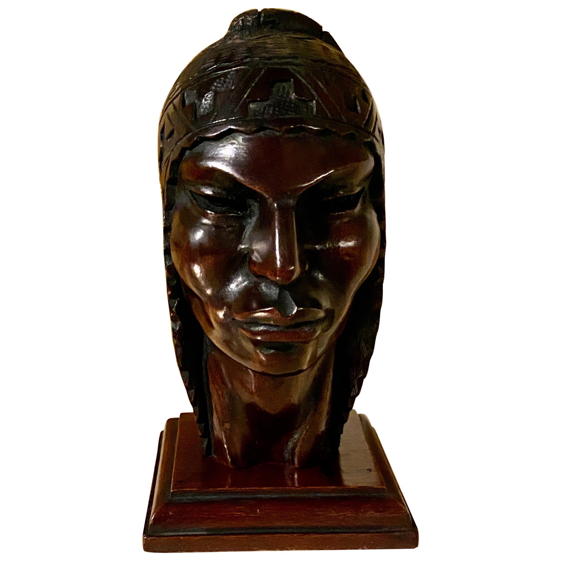 Figurative Sculpture Unknown - Tête sculptée Art déco indienne exotique en bois d'Arias