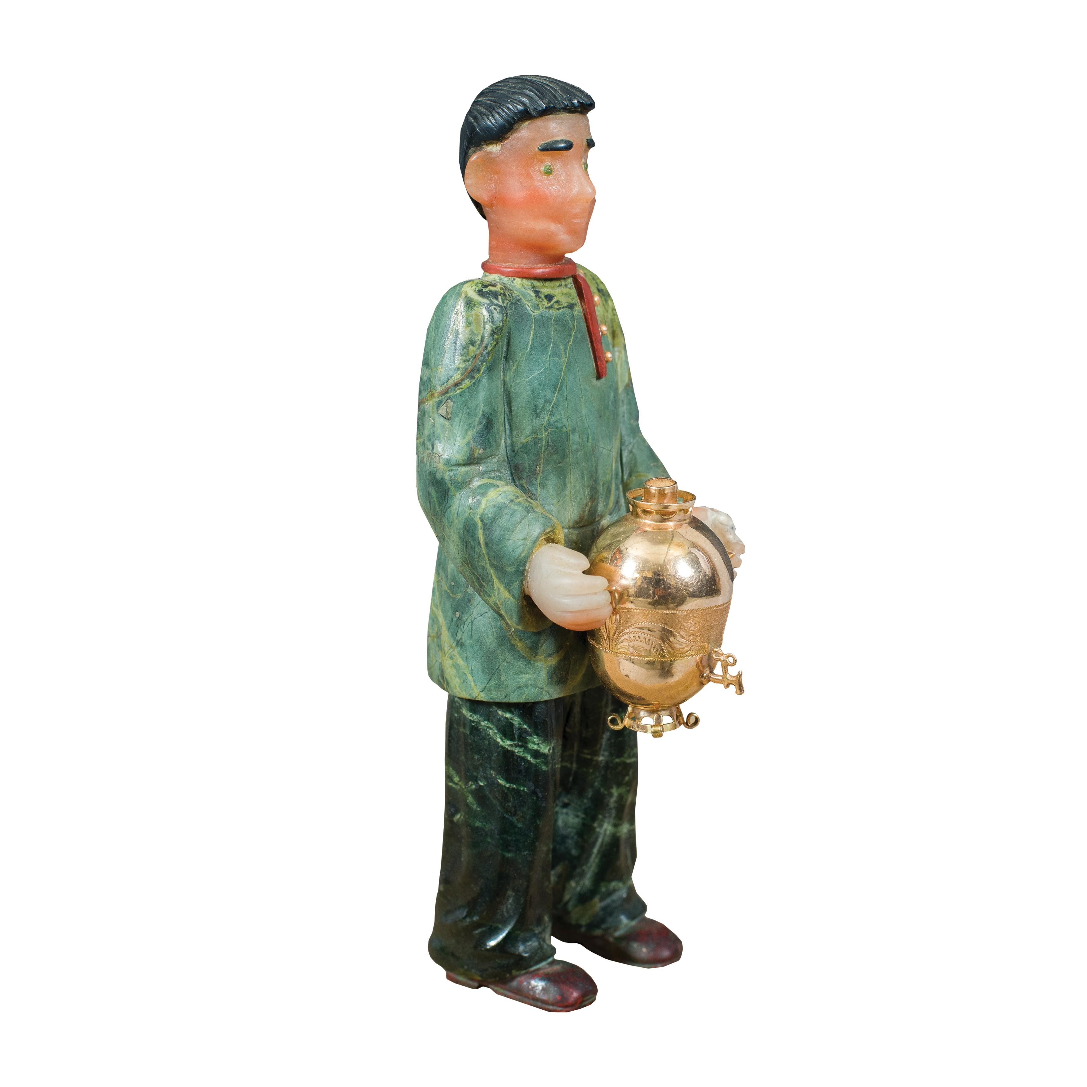 Sculpture de table en pierres semi-précieuses (adepte de Fabergé) - Garçon avec samovar. Russie, 19e-20e siècle.

La sculpture mesure 6 x 6 x h 15 cm, la boîte 17 x 12 x h 20 cm.

Entièrement en marbre et pierres semi-précieuses.

État de