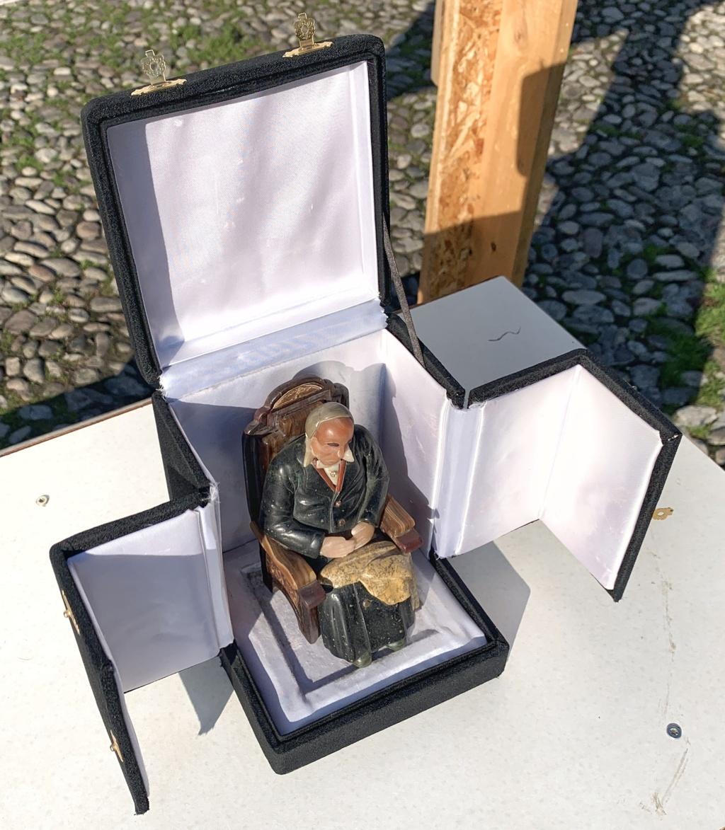 Small sculpture in different marbles and semiprecious stones - Seated old man. Probably Russia, 19th-20th century.

7.5 x 8 x h 13.5 cm the sculpture, 14 x 14 x h 18 cm the box.

Made entirely of different marbles and semiprecious stones. Depicting
