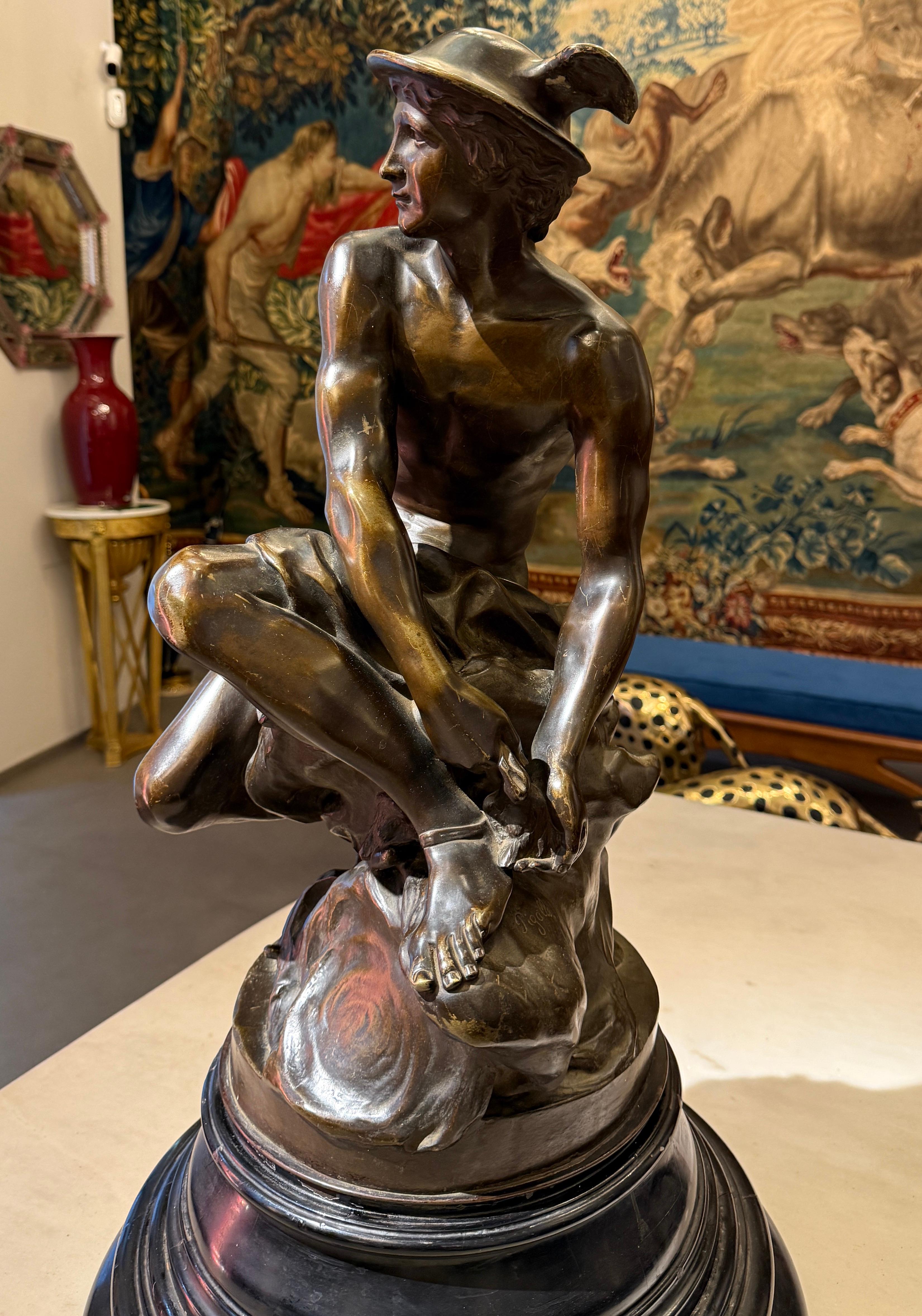 Fabuleuse sculpture italienne néoclassique en marbre représentant Hermès - Académique Sculpture par Unknown