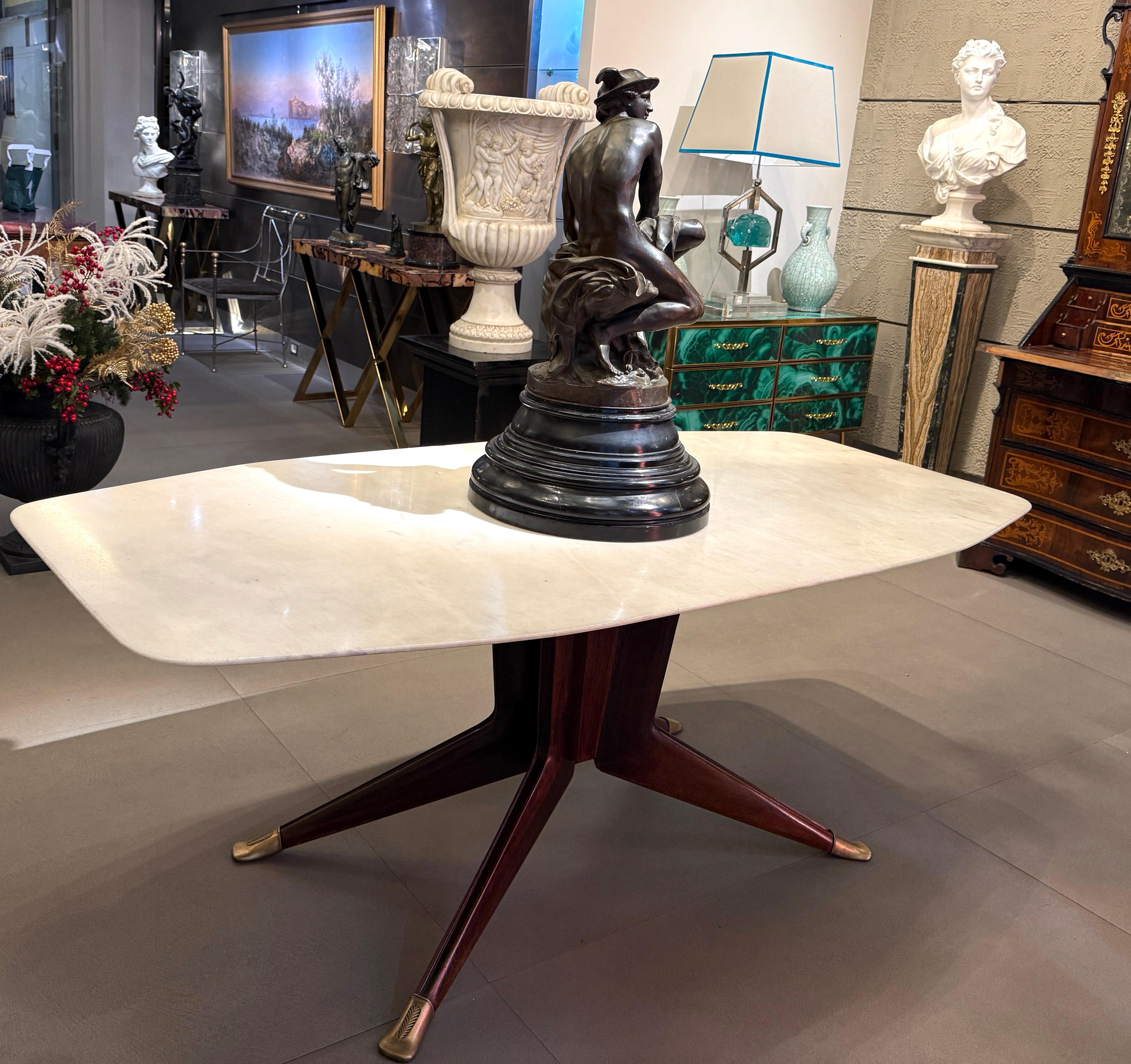
 XIX secolo, Francia, finemente cesellato  figura in bronzo di  Hermes .
 Firmato Pigalle G . Cuspinera 
Hermes, il messaggero degli dei, è seduto su una roccia, pronto a spiccare un salto. Sta attaccando i sandali alati che, insieme al petaso
