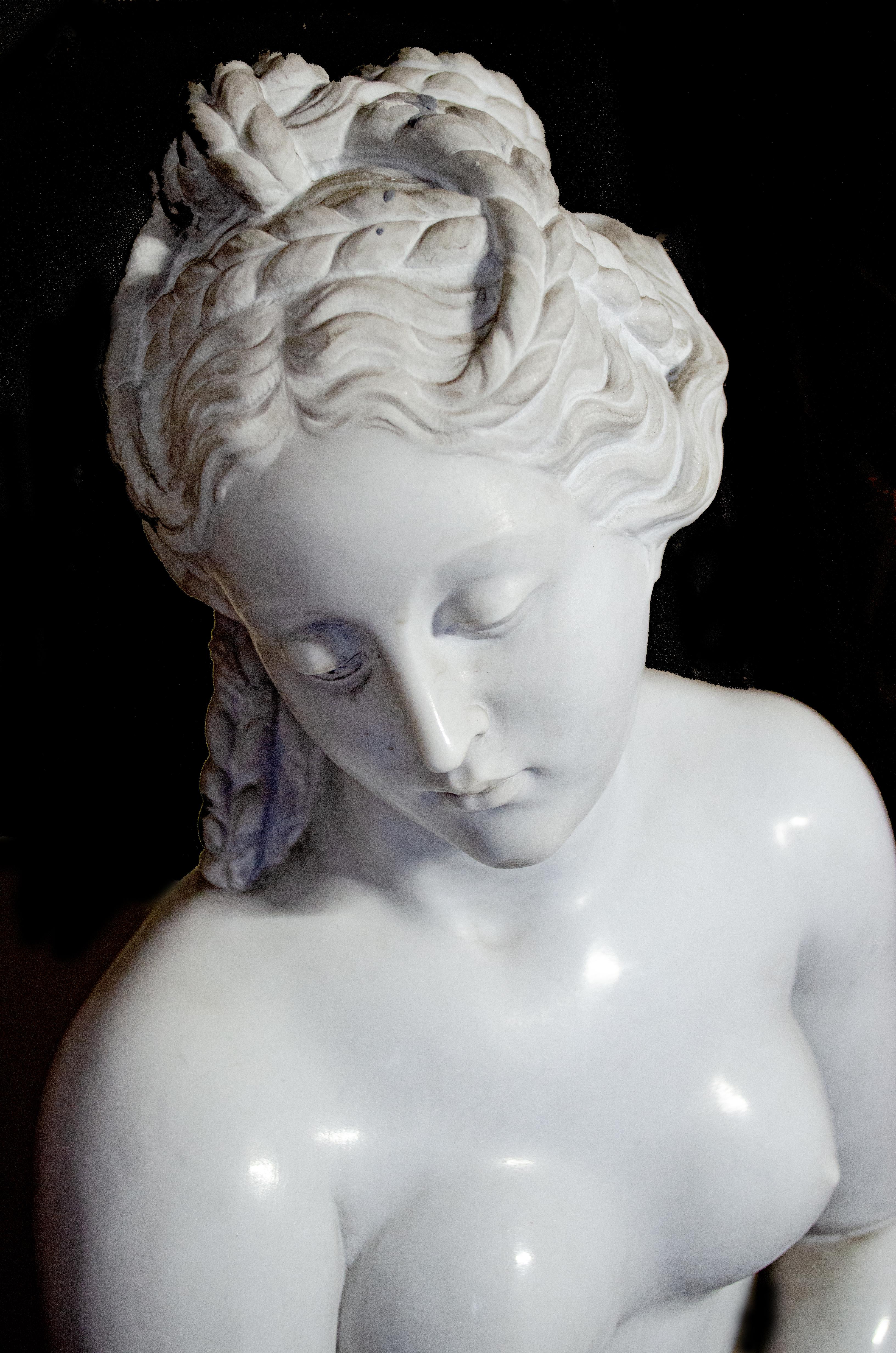 
Ende des 19. Jahrhunderts Französische fein geschnitzte Figur der Badenden Venus aus weißem Carrara-Marmor  . Der Marmorsockel ist nicht im Preis enthalten. 
NACH CHRISTOPHE-GABRIEL ALLEGRAIN (FRANZÖSISCH, 1710-1795): MARMORFIGUR DER VENUS SORTANT