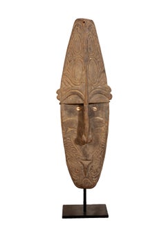 "Máscara facial" de madera y conchas de vaca creada en Nueva Guinea hacia 1940