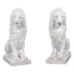 Gegenüberliegendes Paar königlicher Löwenfiguren aus Majolika vom Anfang bis zur Mitte des 20.