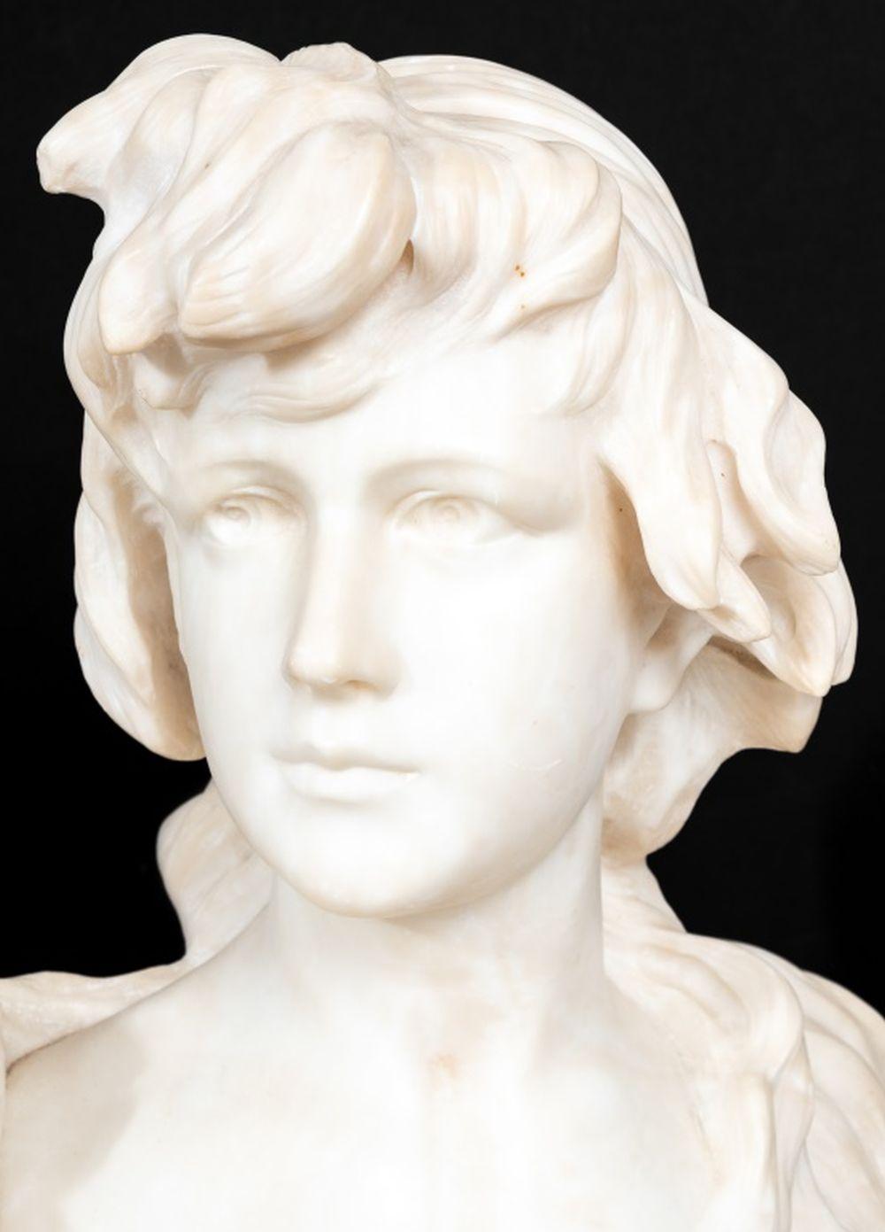 Figura femminile di scuola italiana scolpita in alabastro, fine del XIX secolo, ritratto con capelli legati all'indietro e abito fluente legato al petto, su un basamento in pietra, non firmato. 26