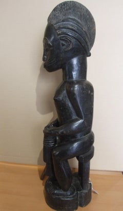 femme assise, art africaine - bois, 91x23x19 cm.
