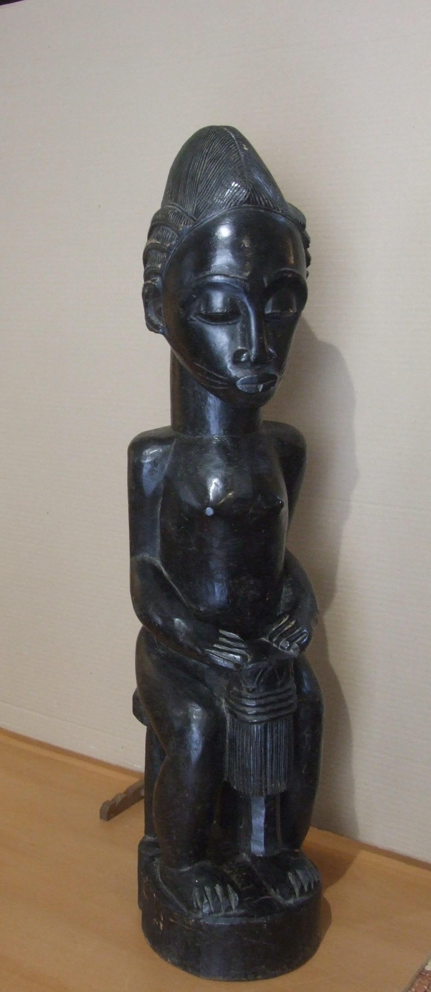 femme assise, art africaine - bois, 91x23x19 cm.