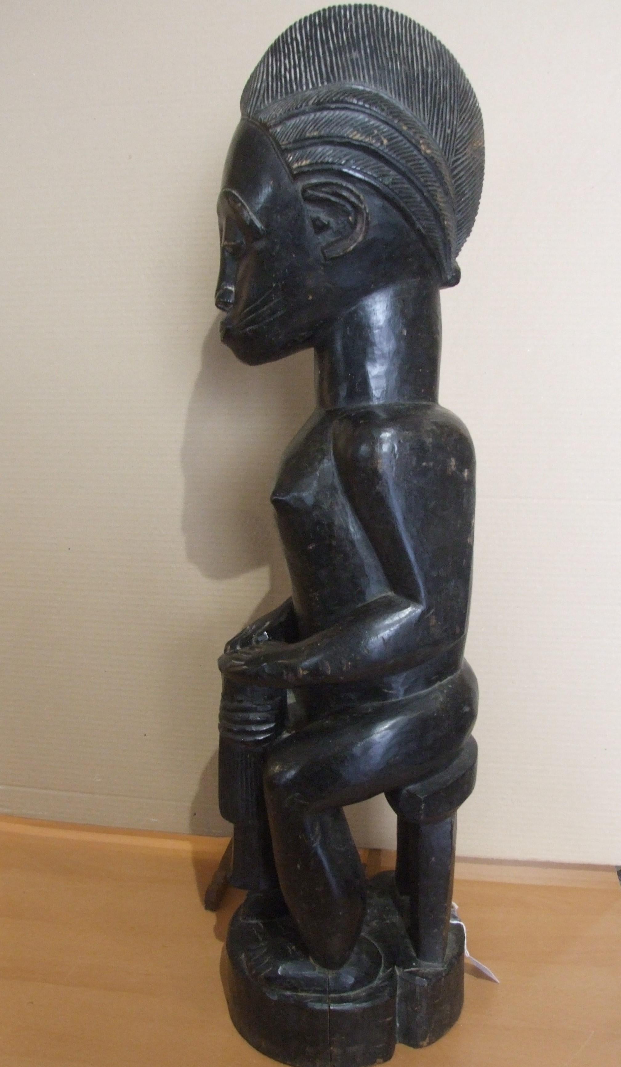 femme assise, art africaine - bois, 91x23x19 cm. - Sculpture by Unknown