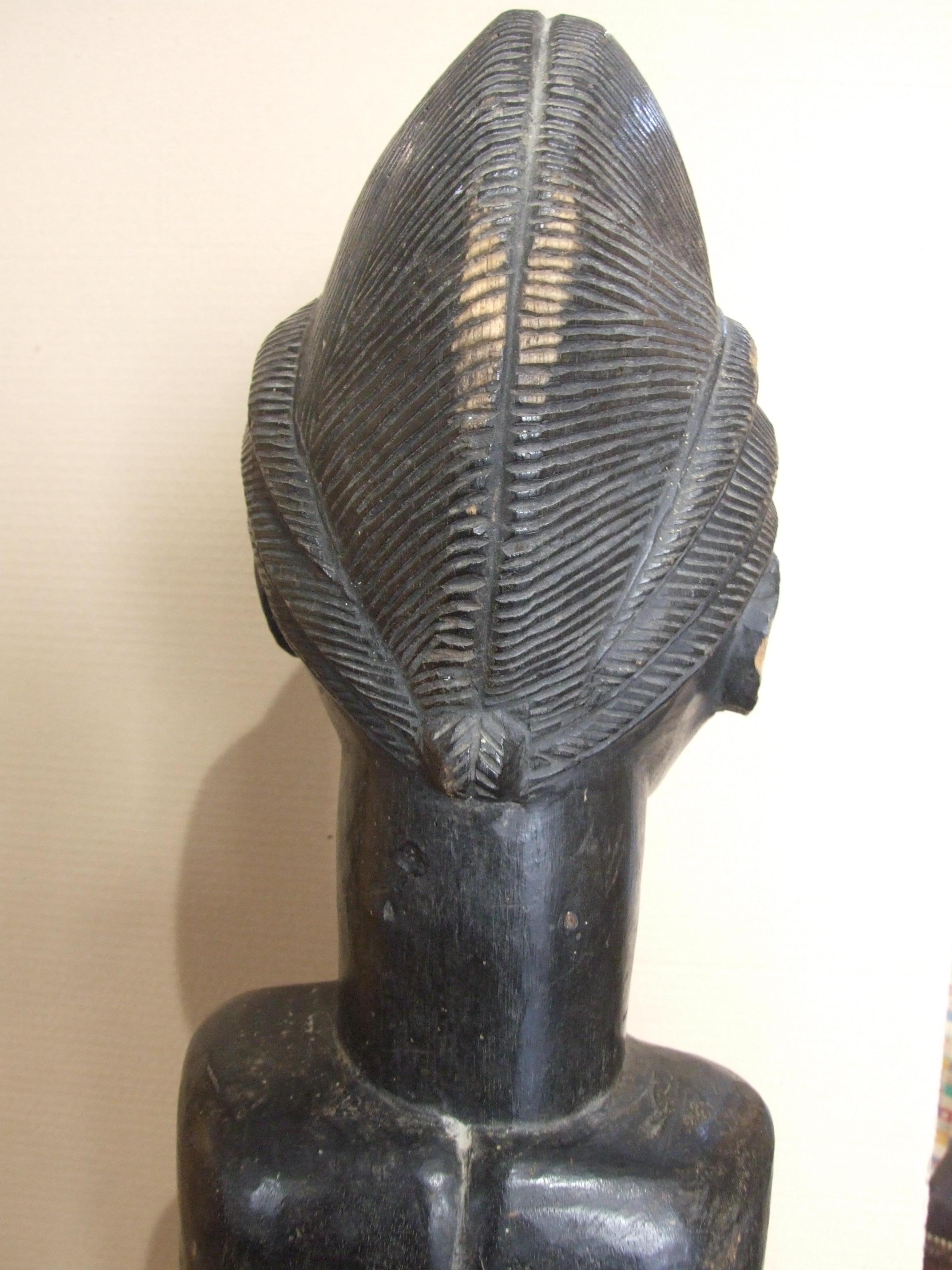 femme assise, art africaine - bois, 91x23x19 cm. - Tribal Sculpture by Unknown