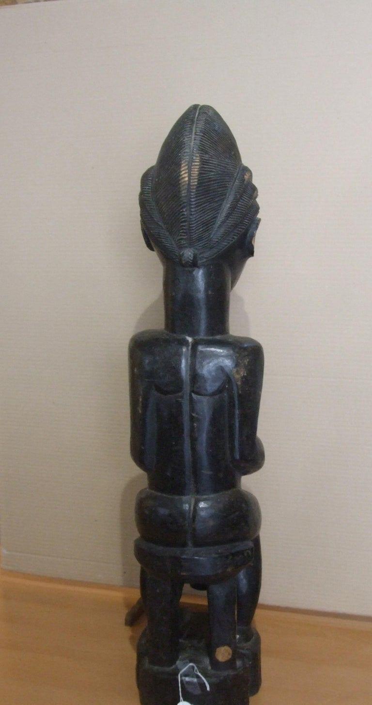 femme assise, art africaine - bois, 91x23x19 cm. - Brown Figurative Sculpture by Unknown