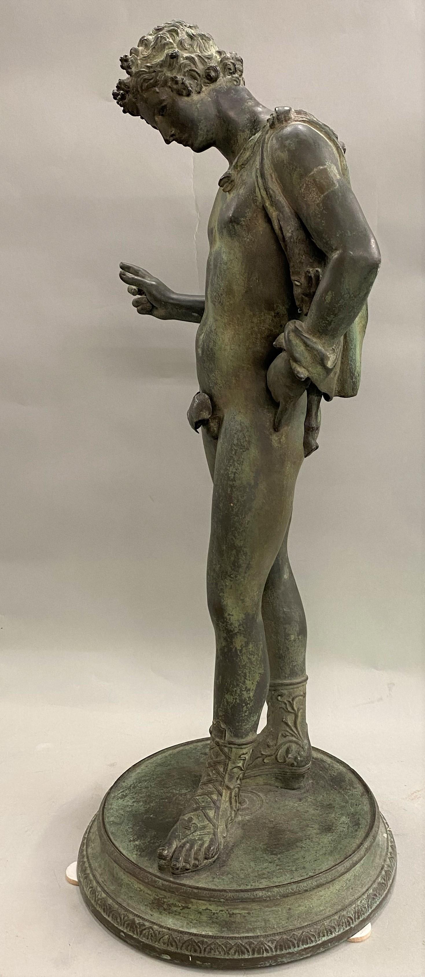 Eine schöne patinierte Bronzefigur des Narziss oder Dionysos aus dem letzten Viertel des 19. Jahrhunderts, ein klassischer italienischer Guss. Sehr guter Gesamtzustand, mit der Bescheidenheit Blatt lose mit Klebstoff befestigt, und große Grünspan
