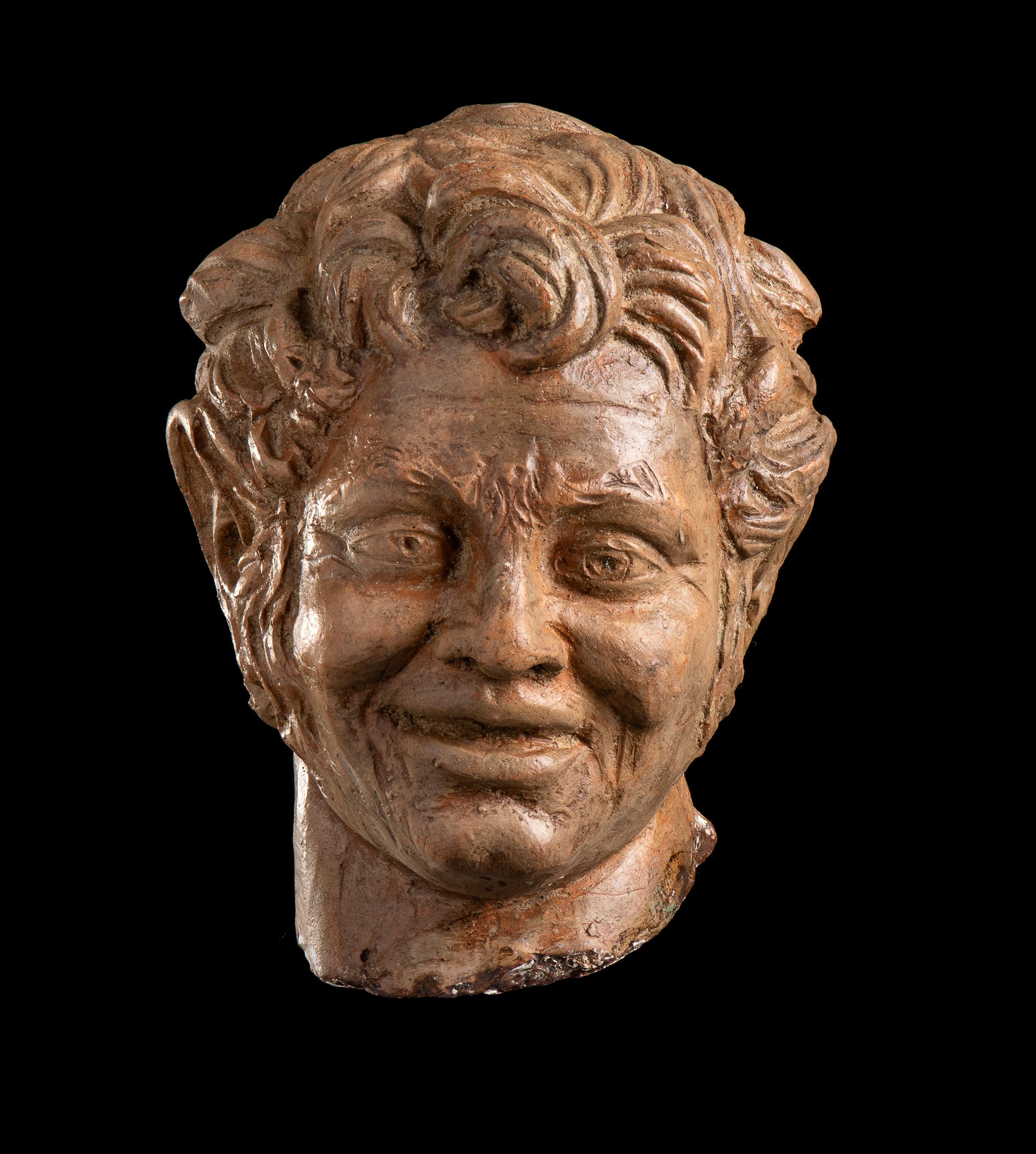 Unknown Figurative Sculpture – Figurative Skulptur Terrakotta-Kopf eines lachenden Satyrs aus der römischen Akademie, 19. Jahrhundert