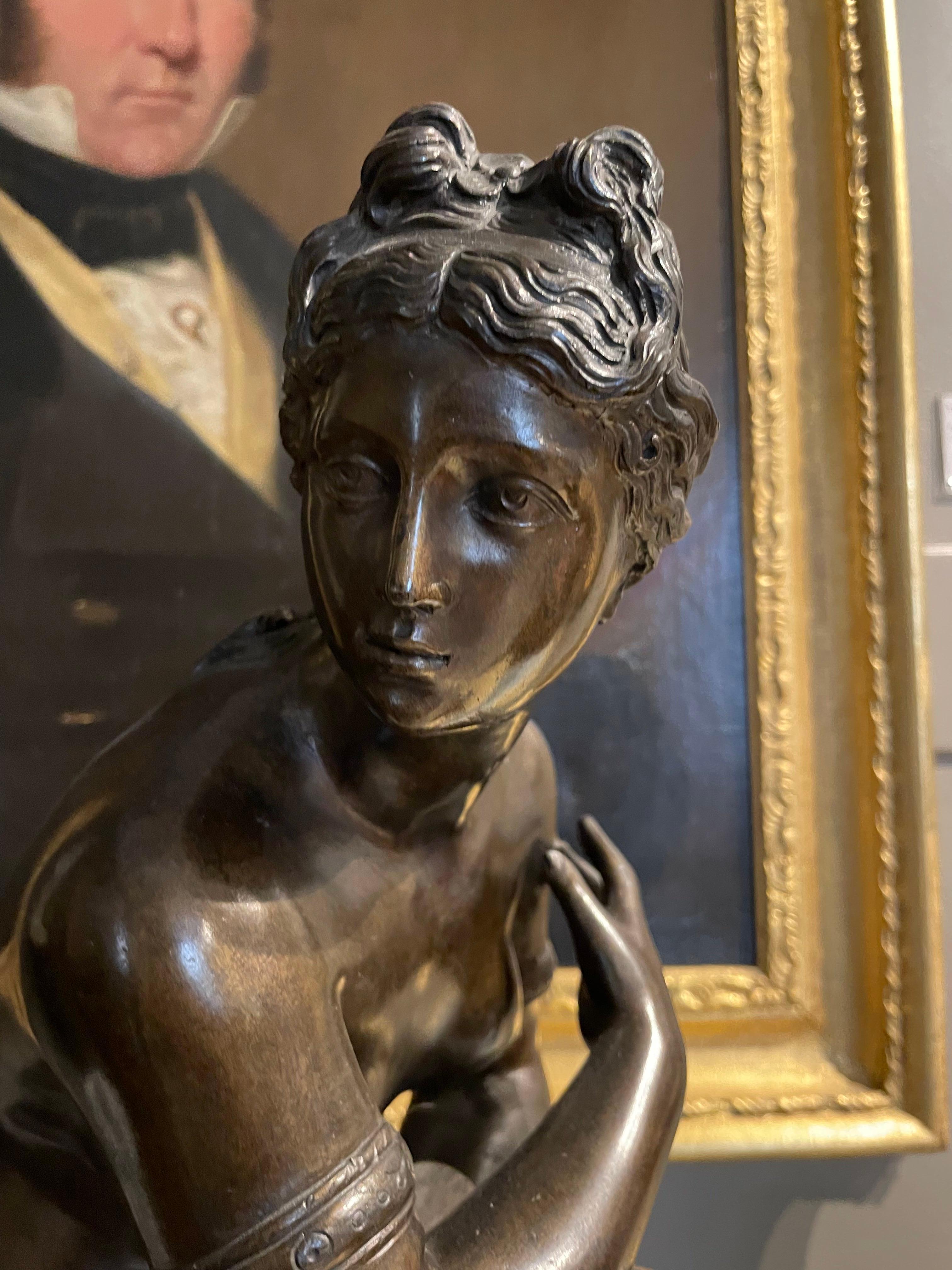 Figure de Vénus accroupie/Aphrodite nue, sculpture de l'école italienne du XIXe siècle en vente 7
