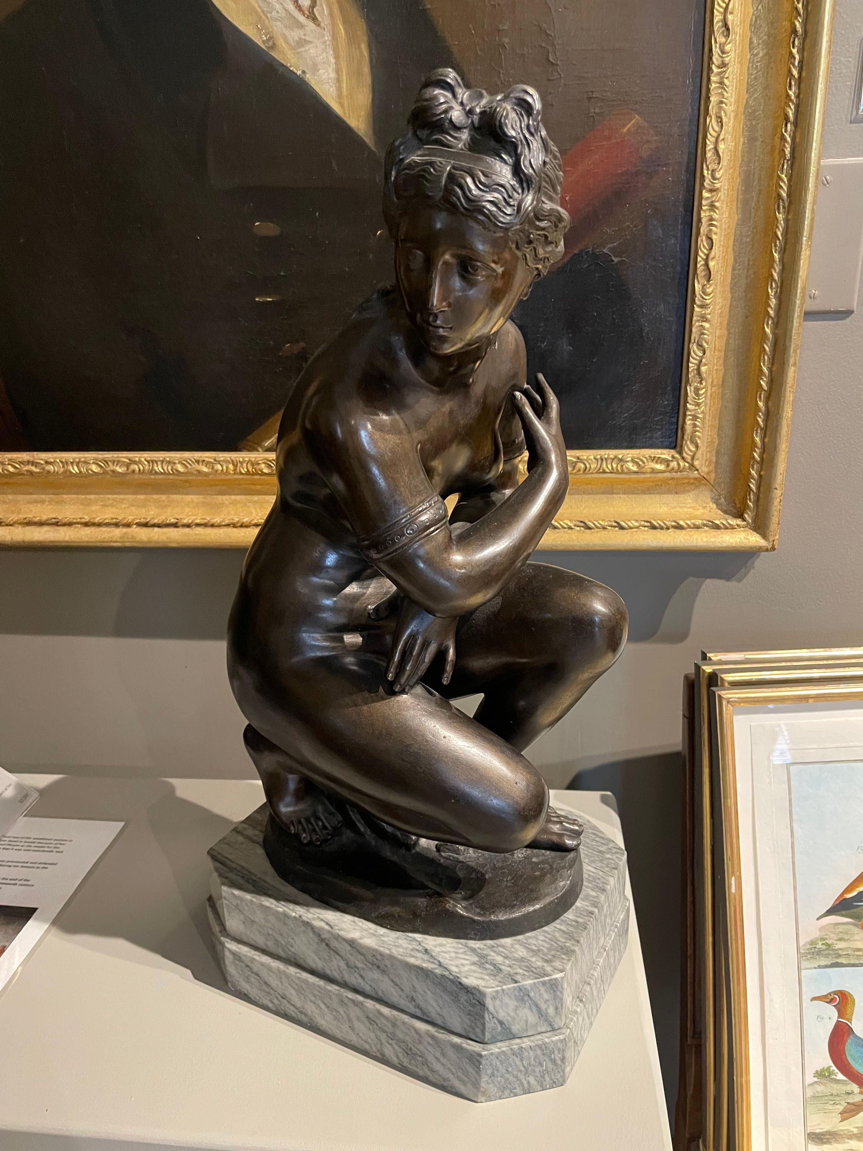 Figure de Vénus accroupie/Aphrodite nue, sculpture de l'école italienne du XIXe siècle en vente 8