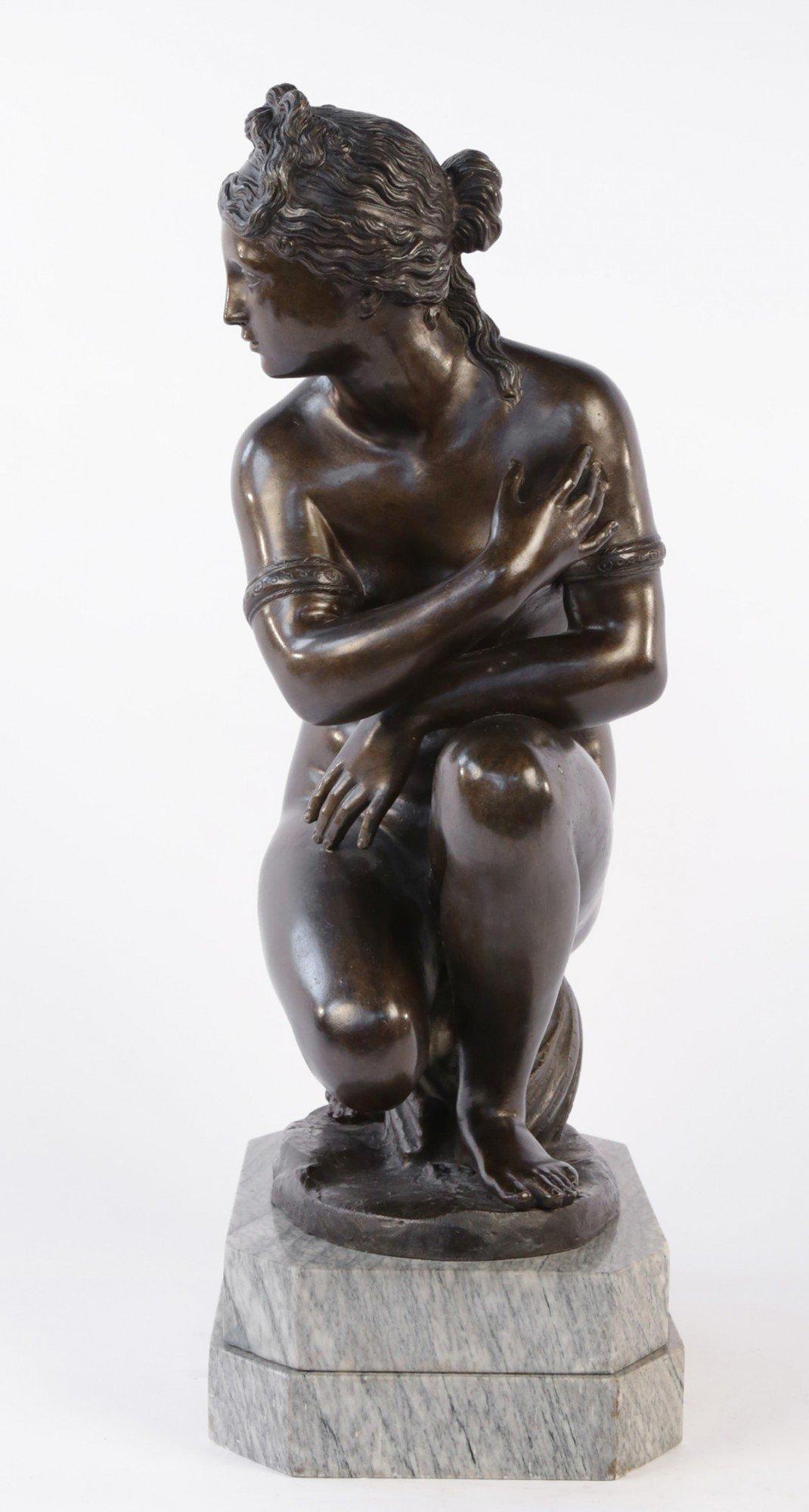 Figure de Vénus accroupie/Aphrodite nue, sculpture de l'école italienne du XIXe siècle - Sculpture de Unknown