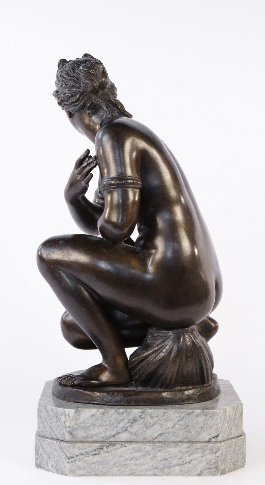 Figure de Vénus accroupie/Aphrodite nue, sculpture de l'école italienne du XIXe siècle - Or Nude Sculpture par Unknown