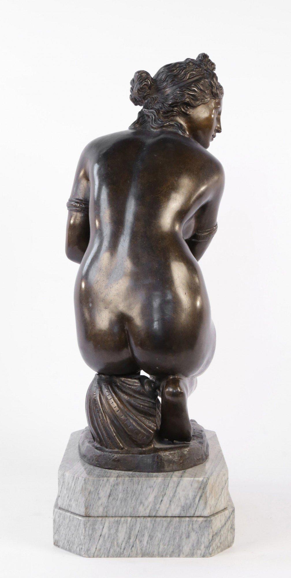 Figure en bronze de Vénus accroupie ou d'Aphrodite nue, école italienne du XIXe siècle
Bronze monté sur un socle en marbre 
21 in. h. x 10 in. w. x 7 in. d., total
18 in. h. x 8.5 in. w., x 6 in. d., bronze
50 lb.

Attirant l'attention d'un