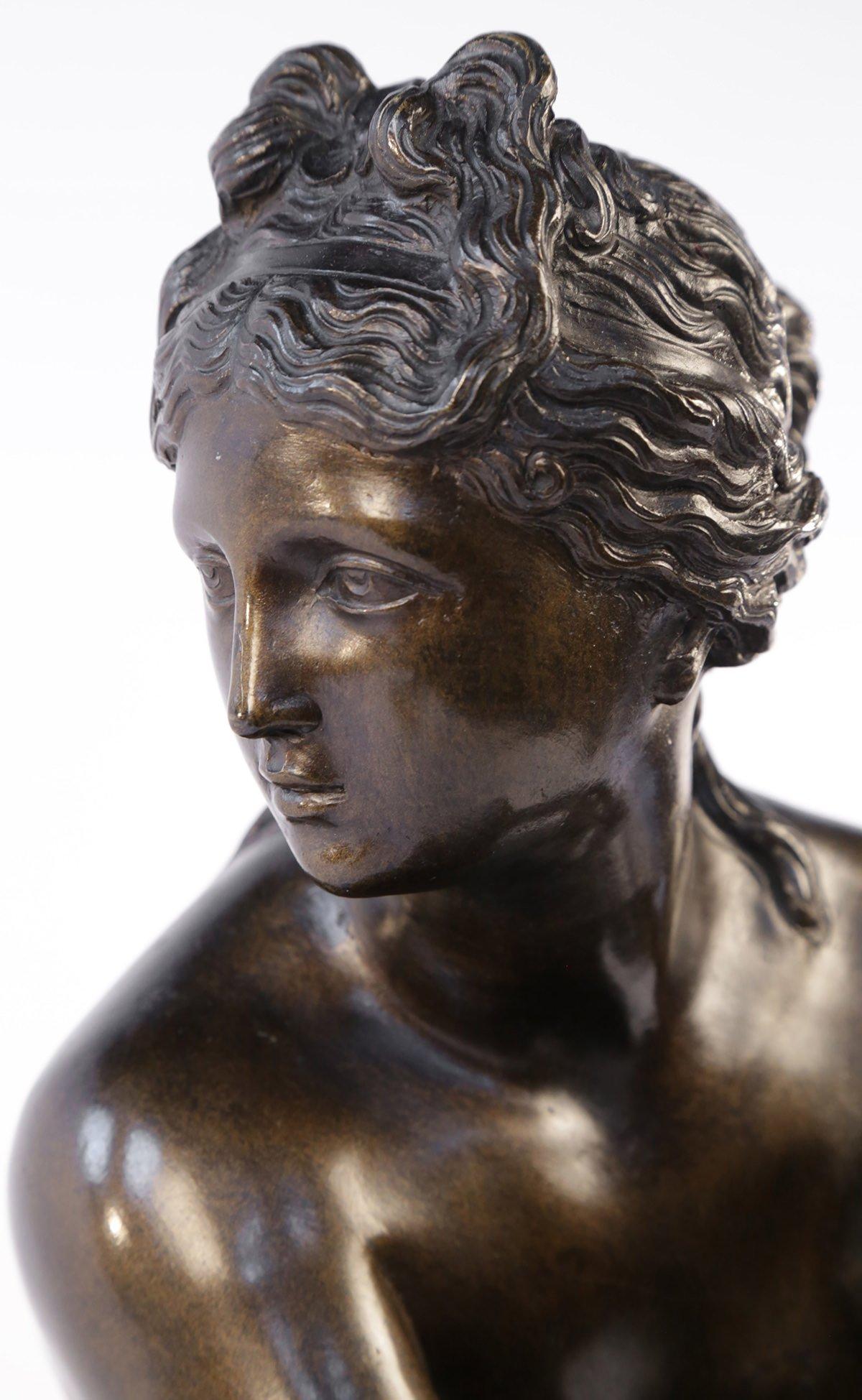 Figure de Vénus accroupie/Aphrodite nue, sculpture de l'école italienne du XIXe siècle en vente 2