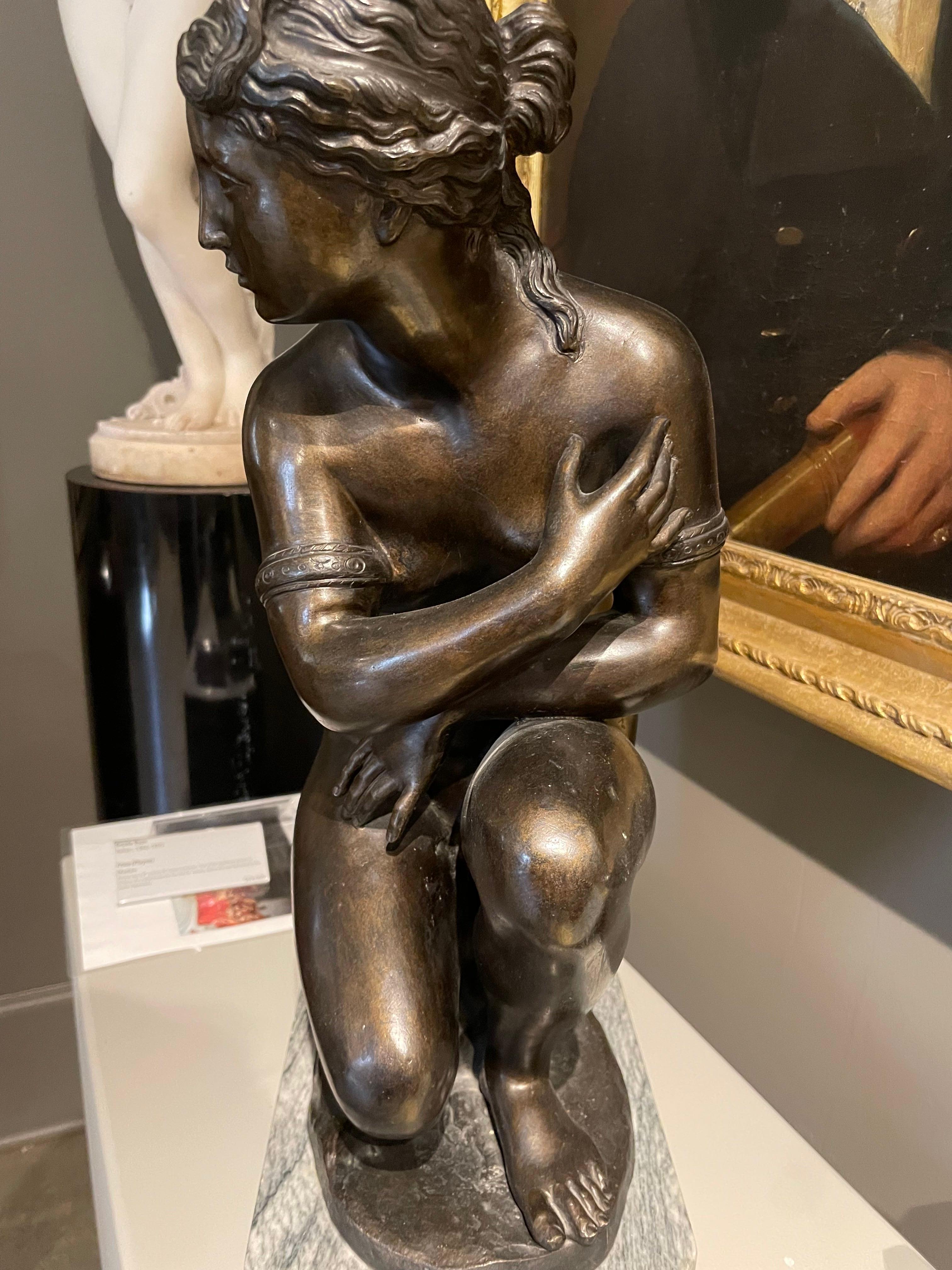 Figure de Vénus accroupie/Aphrodite nue, sculpture de l'école italienne du XIXe siècle en vente 3