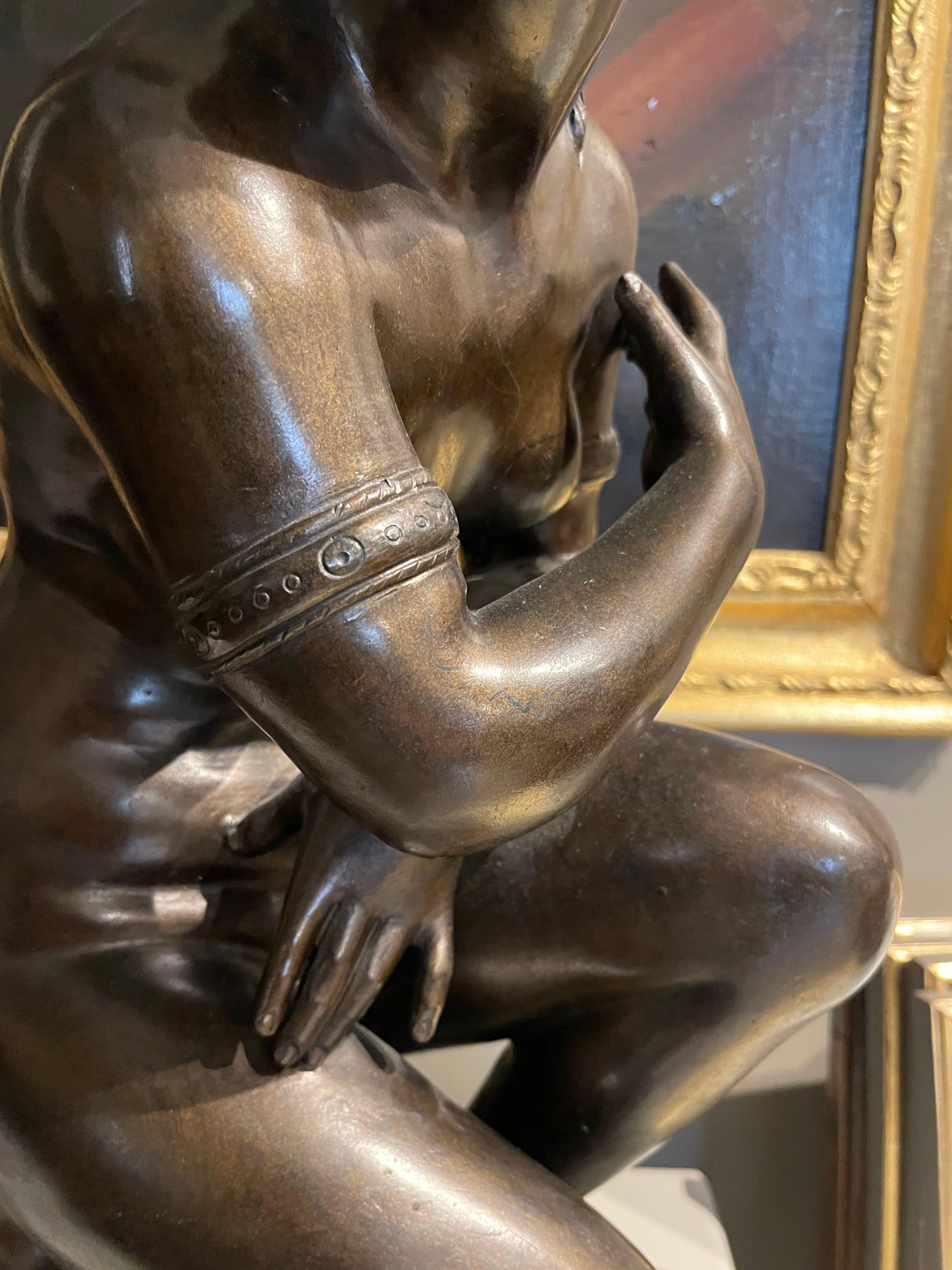 Figure de Vénus accroupie/Aphrodite nue, sculpture de l'école italienne du XIXe siècle en vente 4