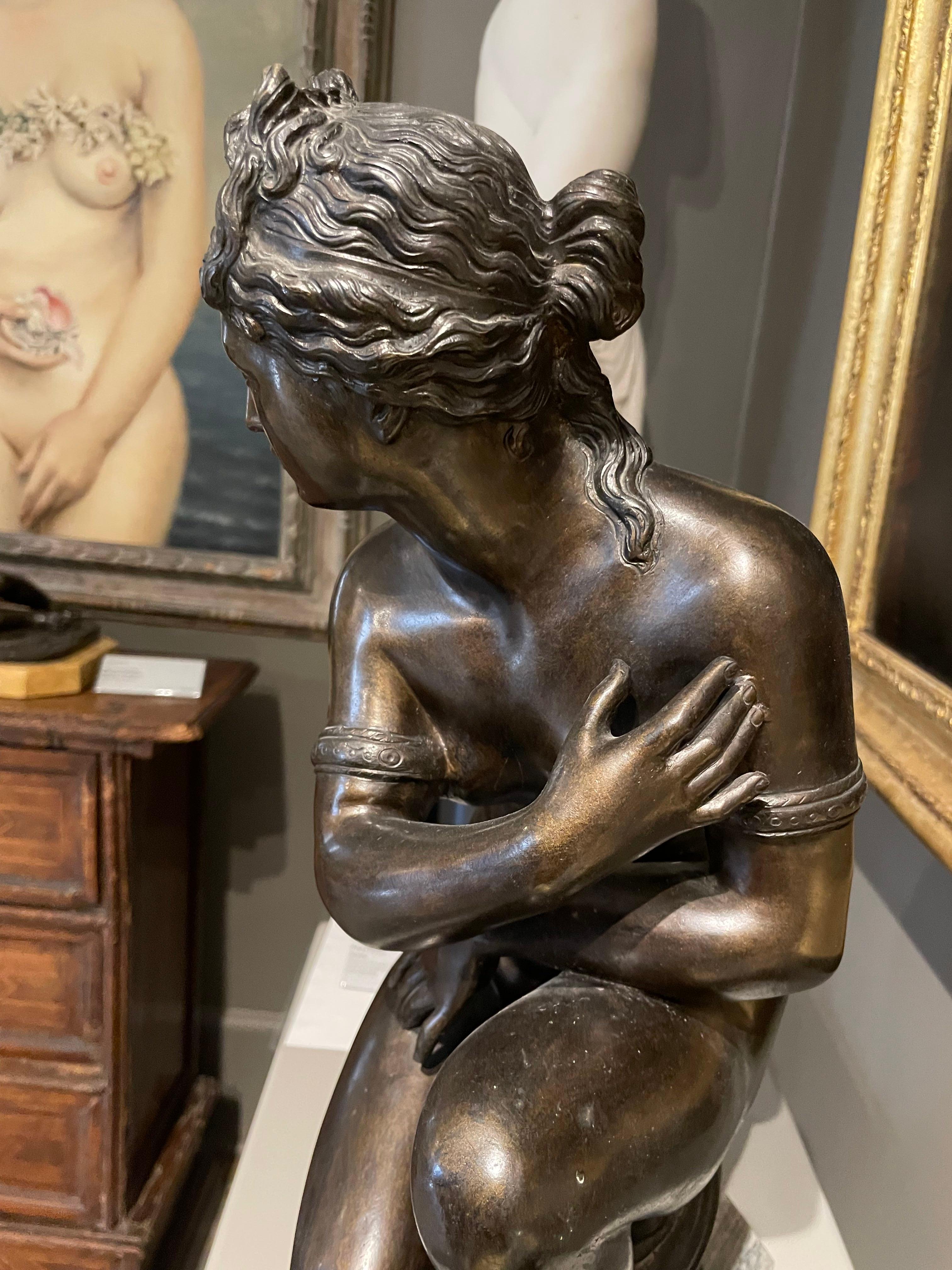 Figure de Vénus accroupie/Aphrodite nue, sculpture de l'école italienne du XIXe siècle en vente 5