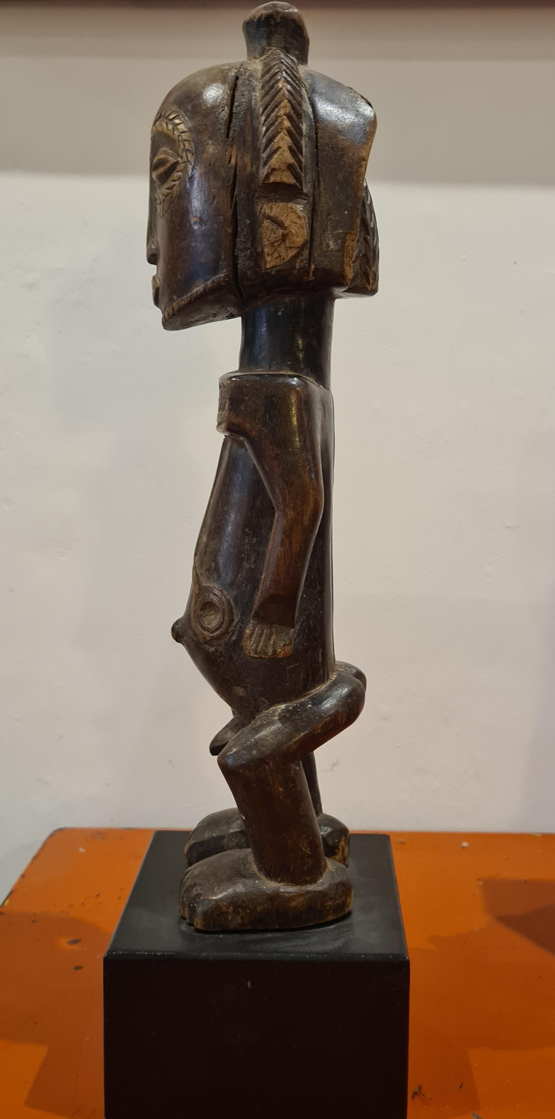 Figur des Dignataire, eine männliche Luba-Hemba-Figur, Kongo – Sculpture von Unknown