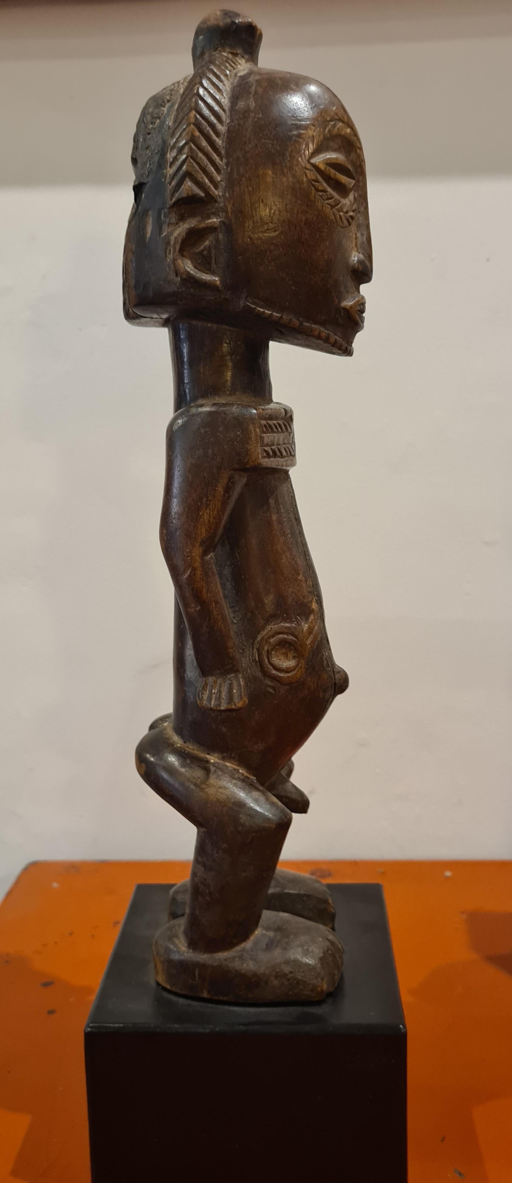 Figur des Dignataire, eine männliche Luba-Hemba-Figur, Kongo (Braun), Figurative Sculpture, von Unknown