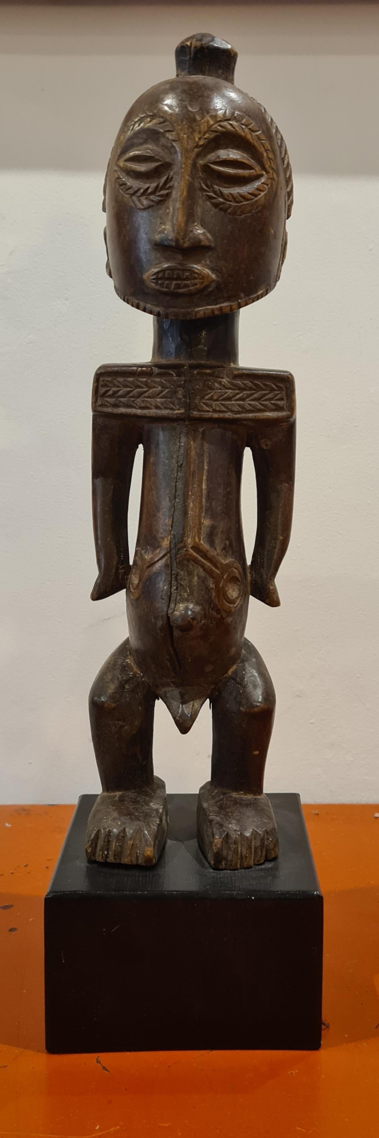 Unknown Figurative Sculpture – Figur des Dignataire, eine männliche Luba-Hemba-Figur, Kongo