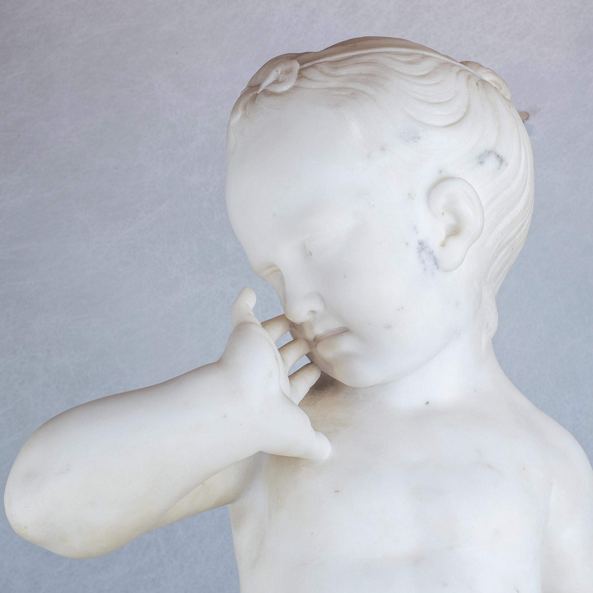 Statua in marmo di un ragazzo che tiene in mano un nido di  Artista italiano. in vendita 4
