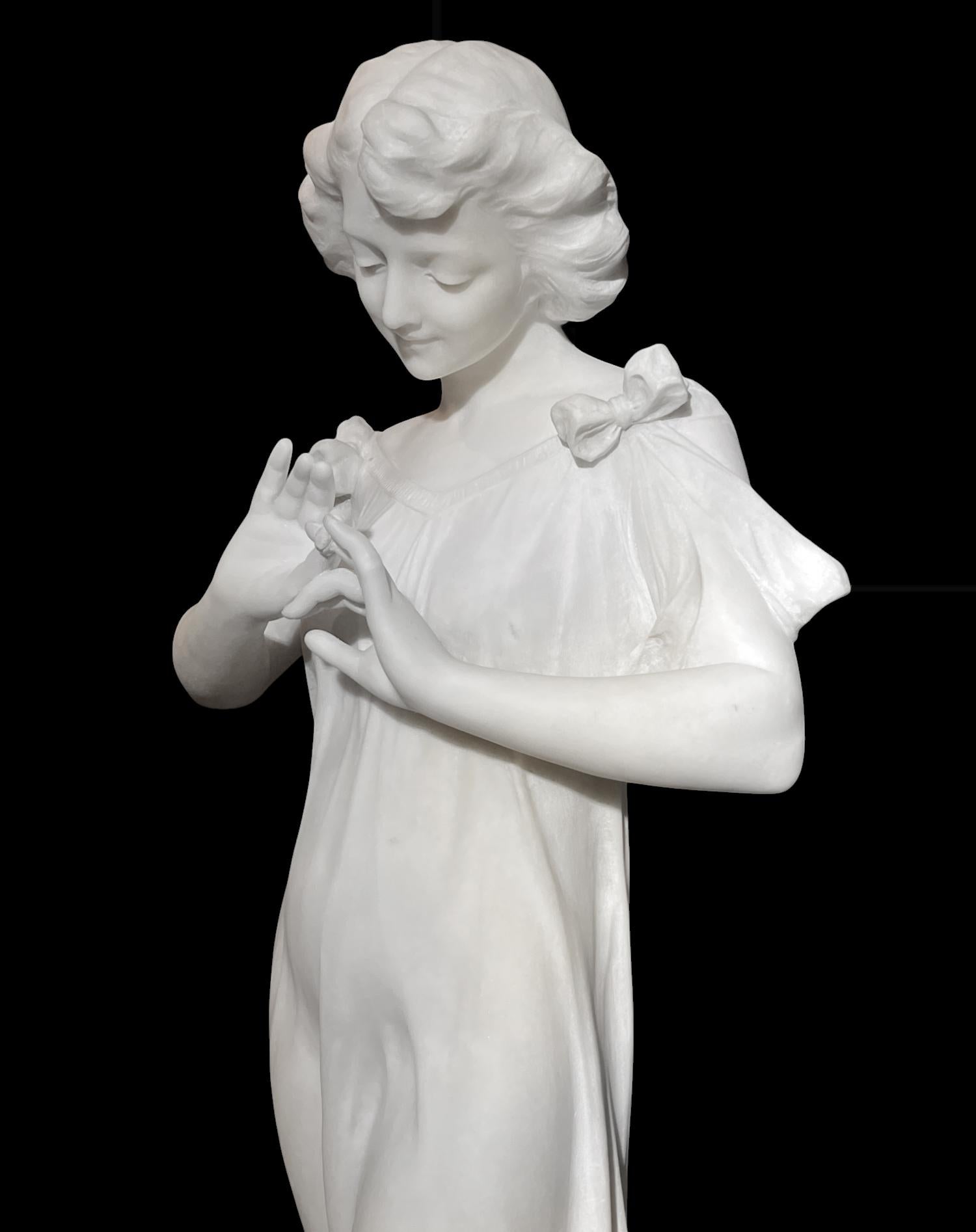 Statua femminile figurata in marmo finemente scolpita da C.C. 

Una statua in marmo bianco a figura intera di una giovane donna in un abito dinamico che ammira il suo anello di fidanzamento. Poggiato su un vaso di marmo rosa.

XIX secolo 

36 