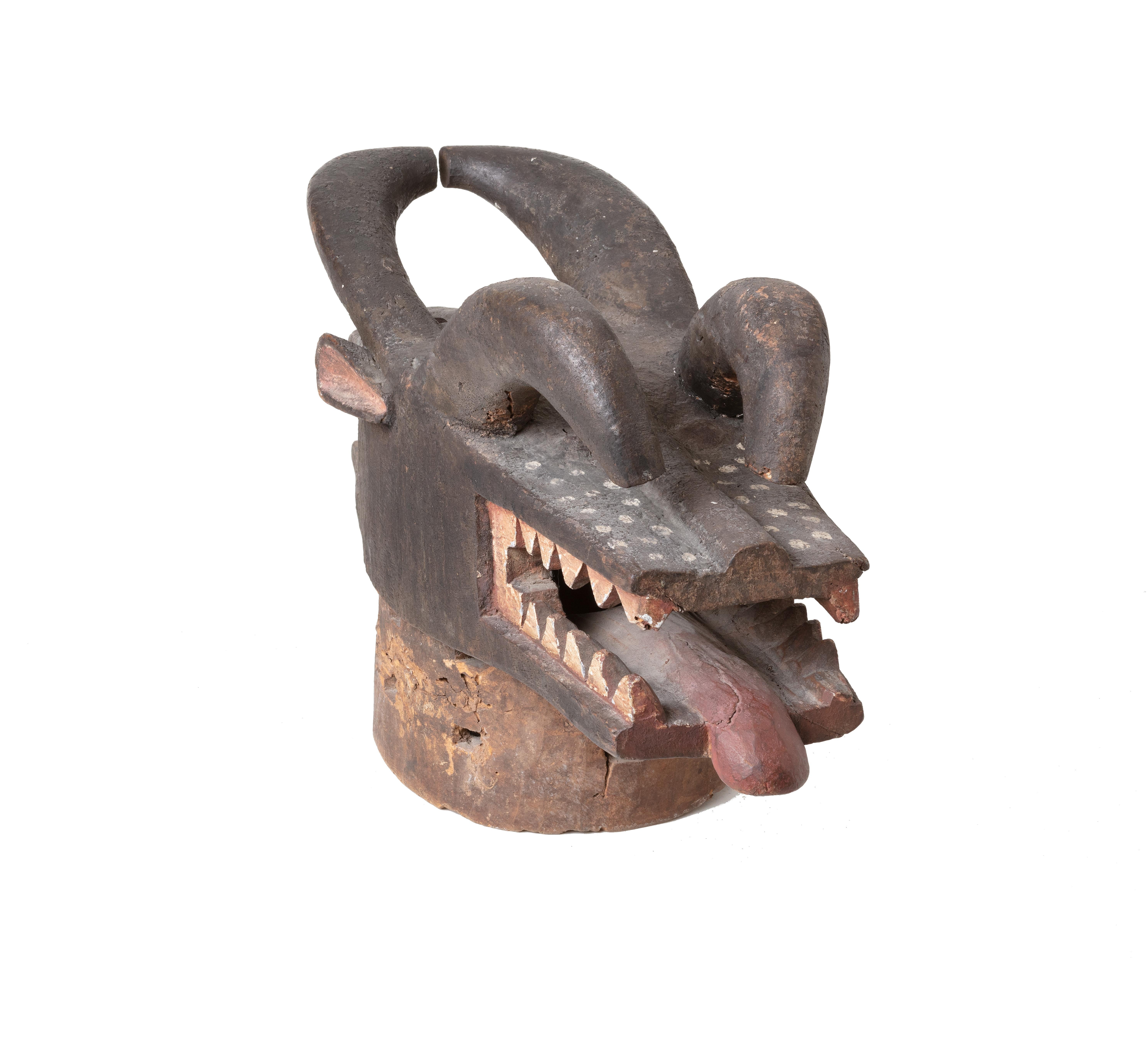 « Masque de paillettes rares/masque de cérémonies de toilette Senufo », bois de la côte ivoire - Marron Abstract Sculpture par Unknown