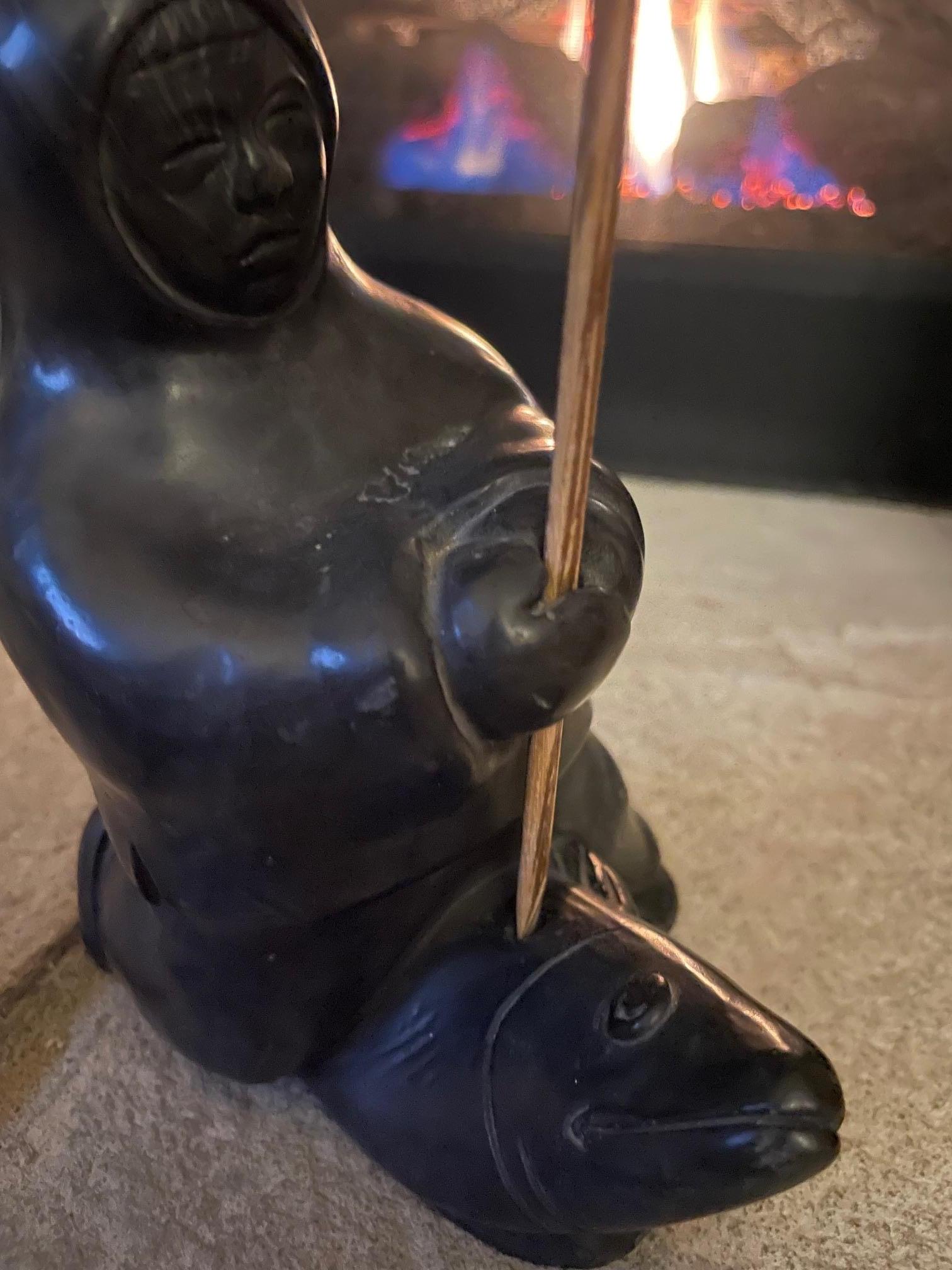 Fischer und sein Fang – Sculpture von Unknown