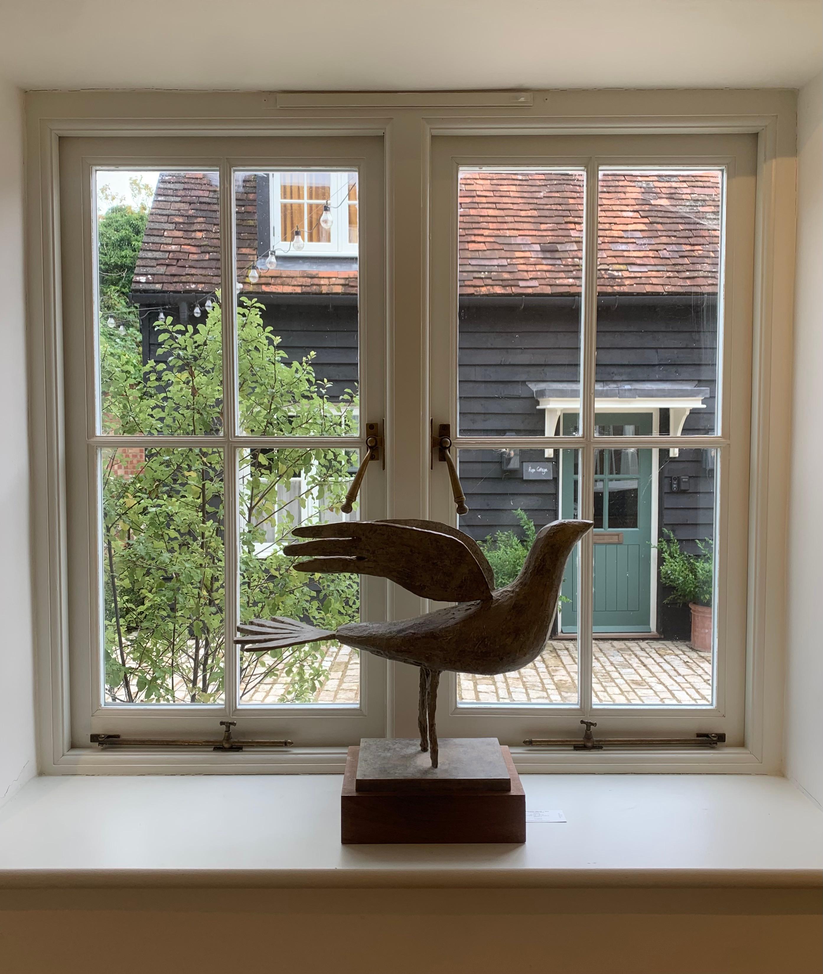 Flamboyant Bird, scultura figurativa contemporanea in bronzo di Christophe Marvell - Figurative Sculpture Oro di Christopher Marvell