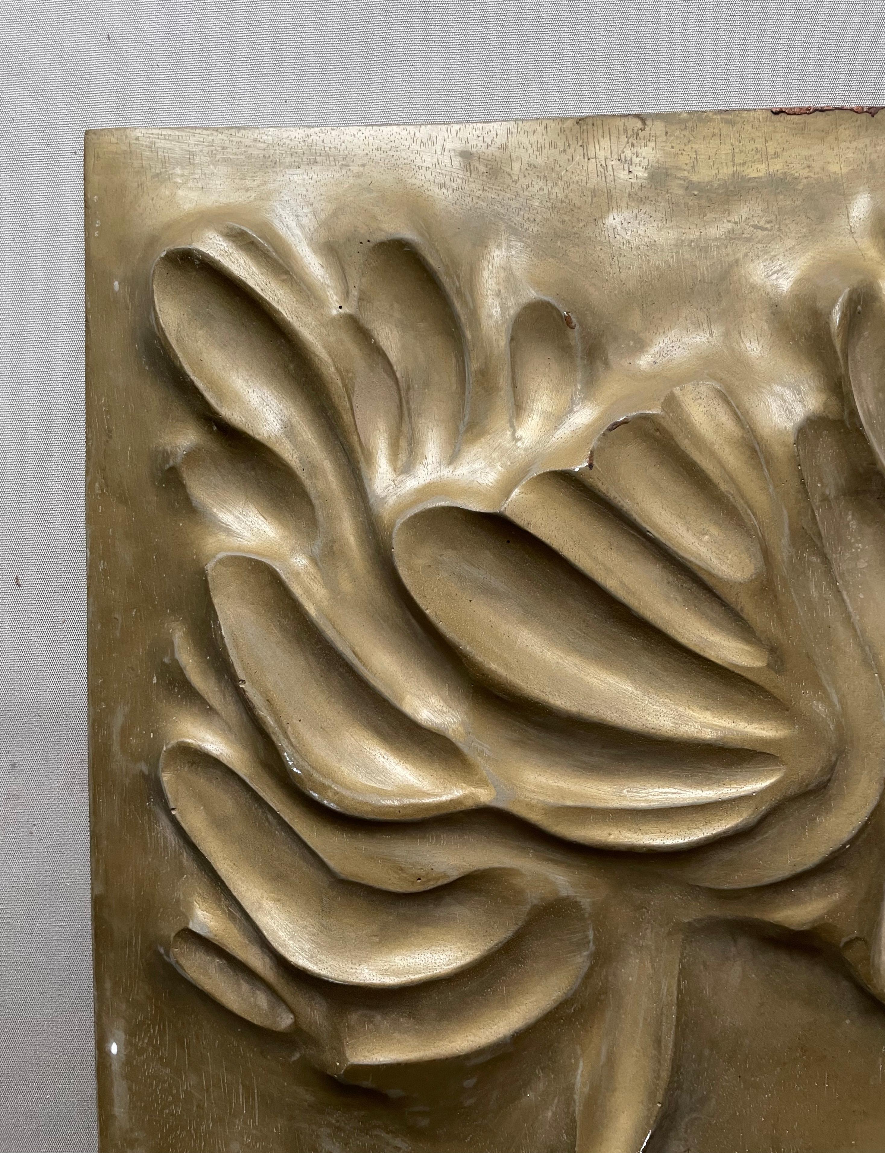 Scultura da parete con motivo a fogliame.
Circa 1970.
Fibra di vetro verniciata, colore oro opaco.
Si tratta probabilmente di un calco di un bassorilievo in legno, dato che la superficie ha l'aspetto del legno.
Il peso è relativamente