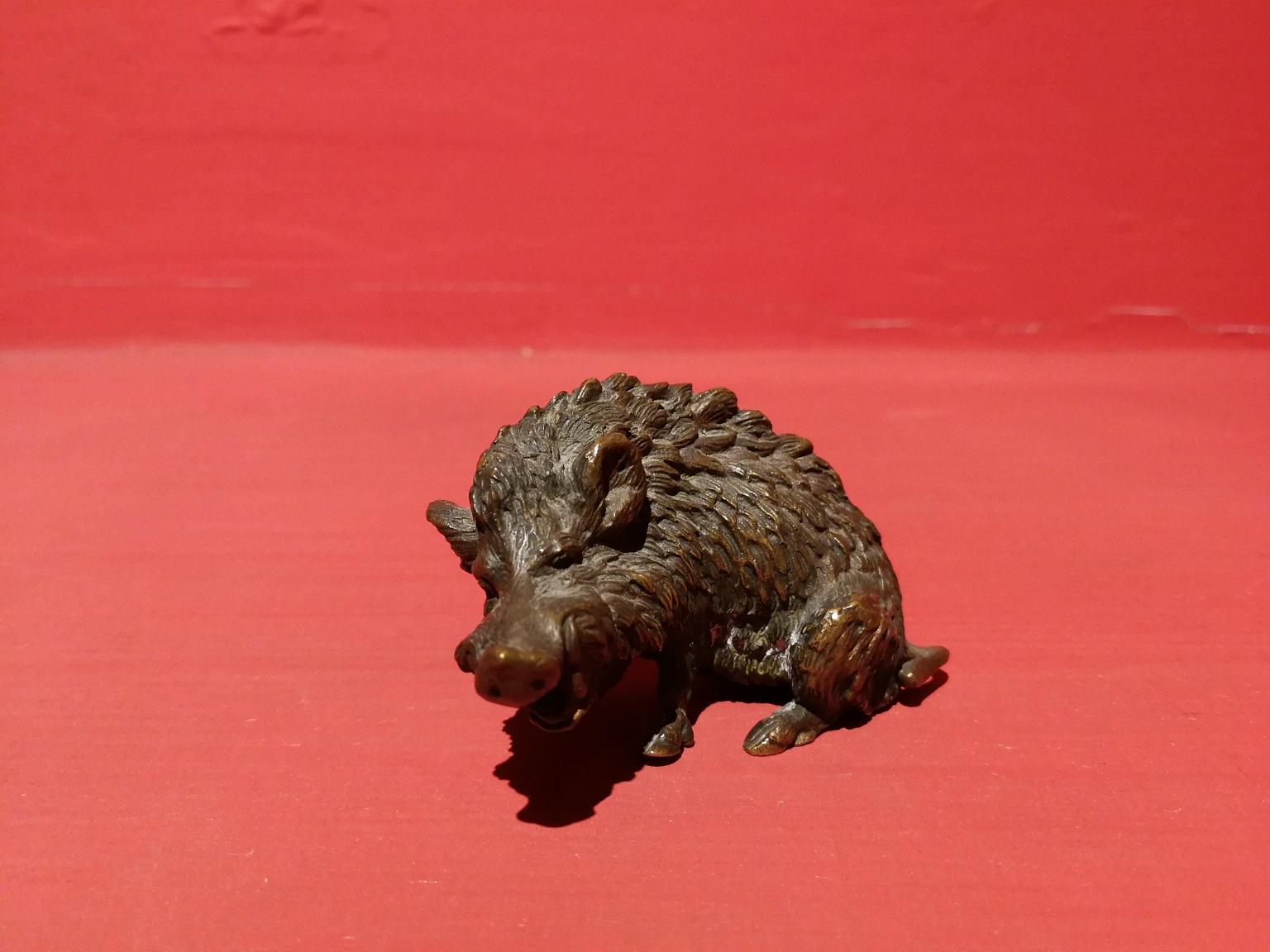 Group of 4 small objects in different metals composed of:
1 dog shape inkwell in bronze
1 boar copy of the Florentine 